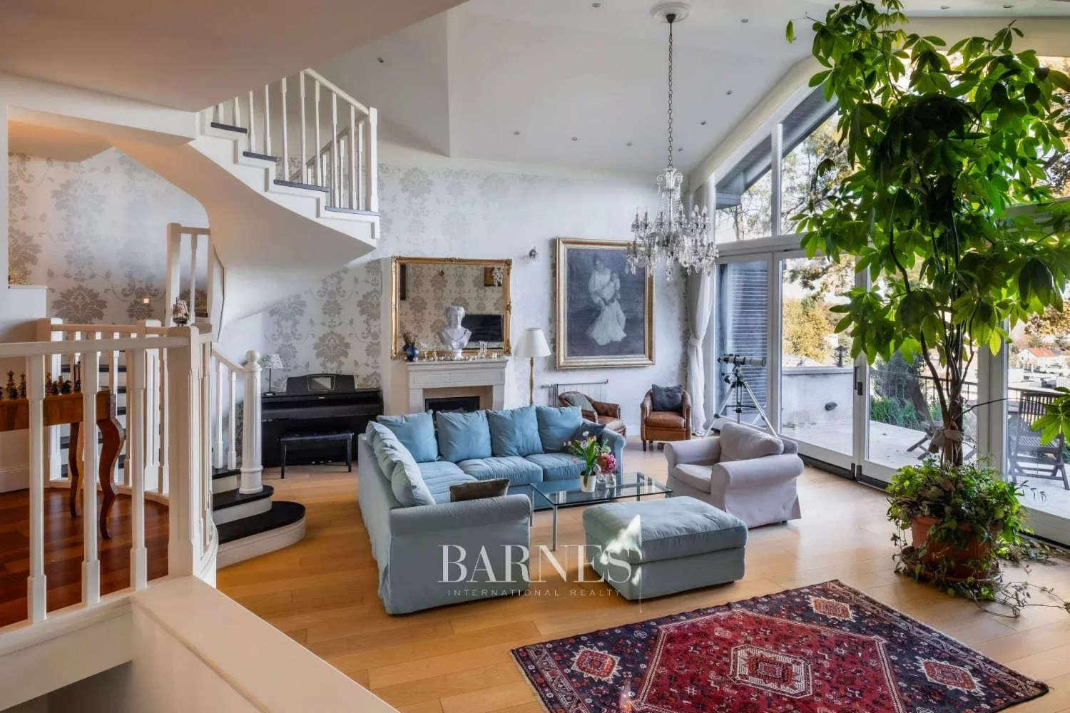 Sustainable Luxury Home with Panoramic City View, Private Garden, Indoor Pool, and Garage - picture 13