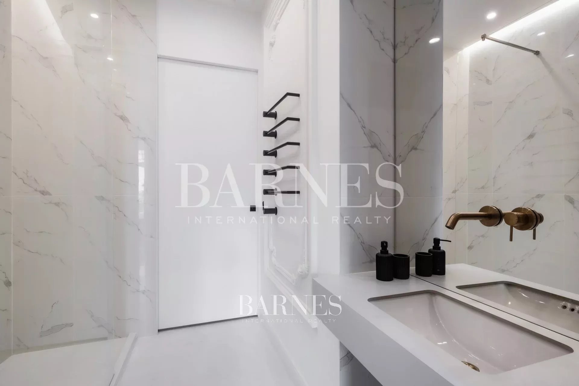 Elegant Two-Bedroom Home with Smart Features on Paulay Ede Street - picture 12