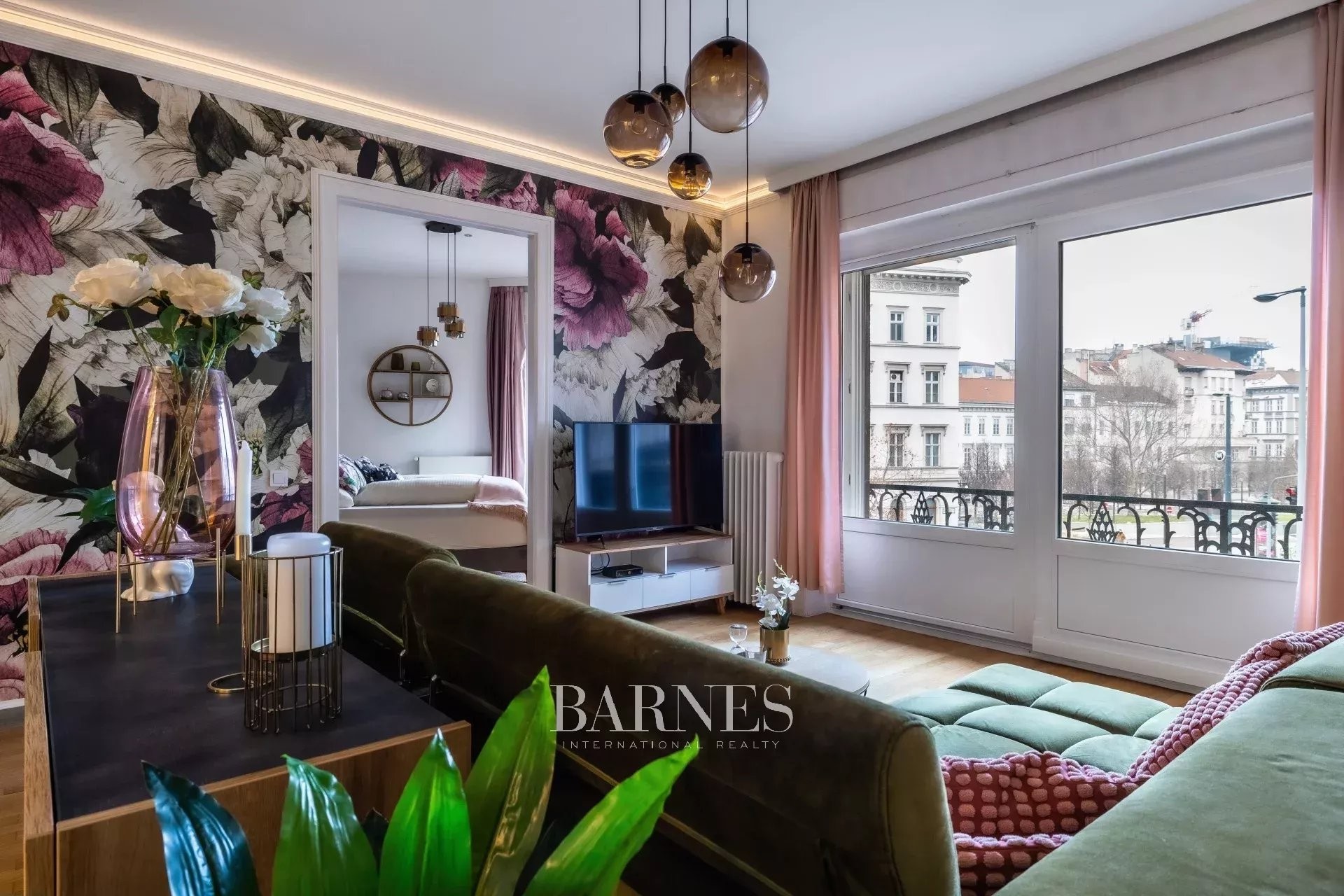 For Rent: 3-Bedroom Apartment with Urban Atmosphere near the Basilica - picture 14