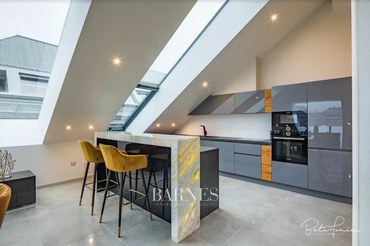 3-bedroom penthouse with roof terrace and panoramic view to  Basilica - picture 5