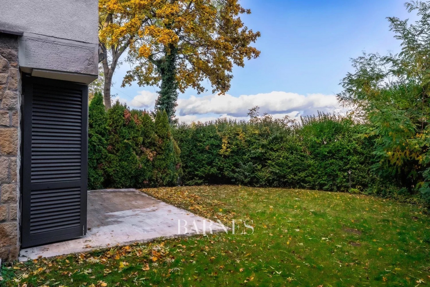 Sustainable Luxury Home with Panoramic City View, Private Garden, Indoor Pool, and Garage - picture 25