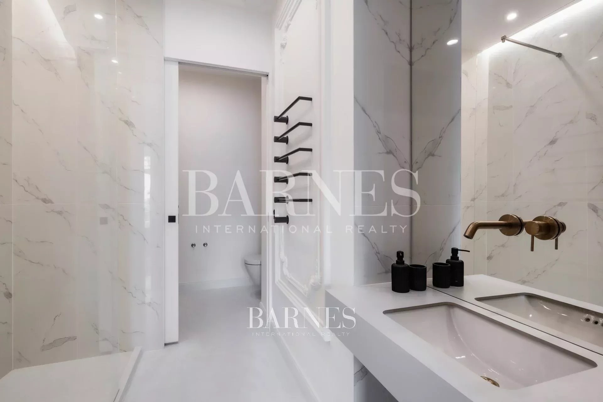 Elegant Two-Bedroom Home with Smart Features on Paulay Ede Street - picture 11