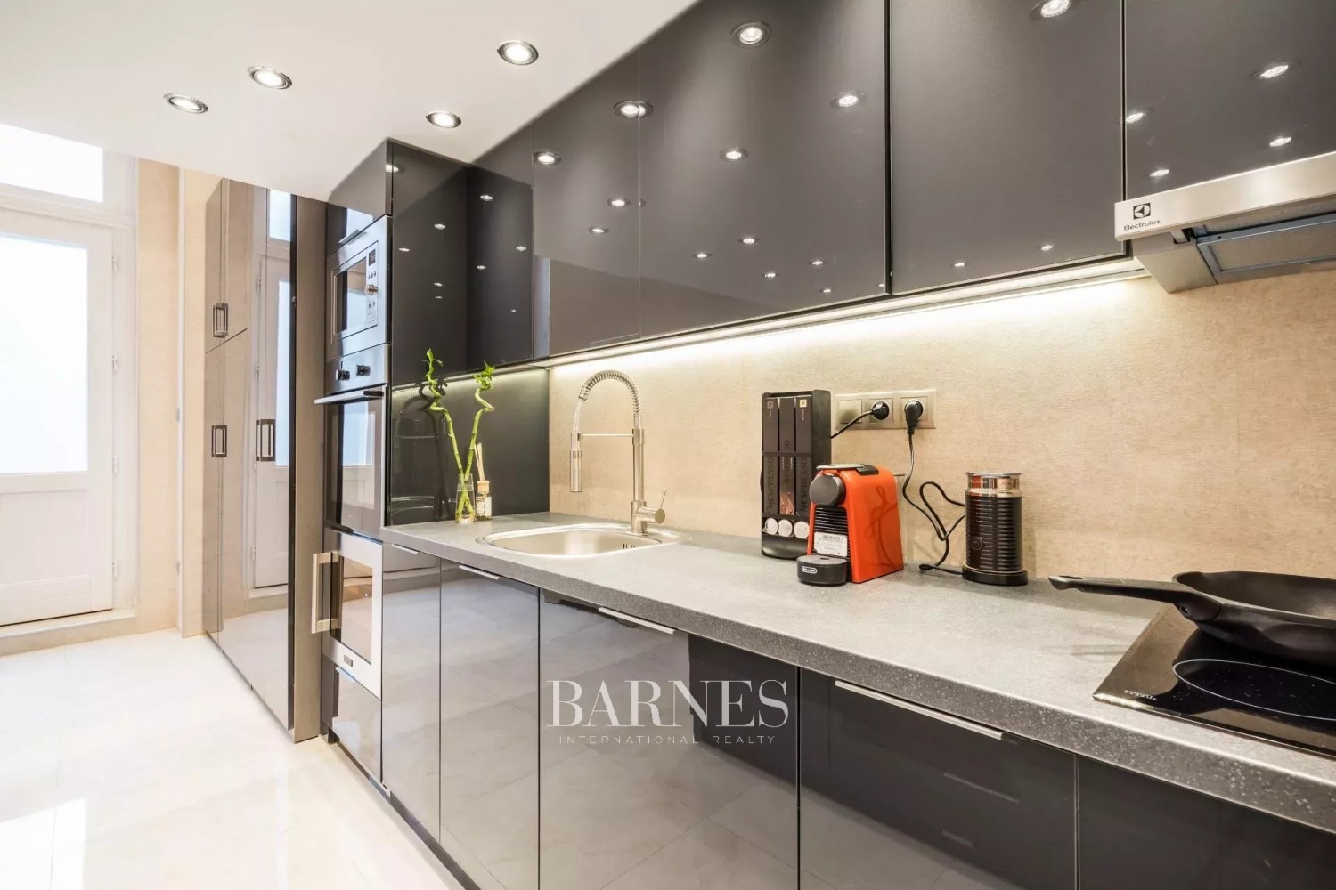 Two Airbnb apartments for sale in the 7th district, with windows facing Dohány Street - picture 14