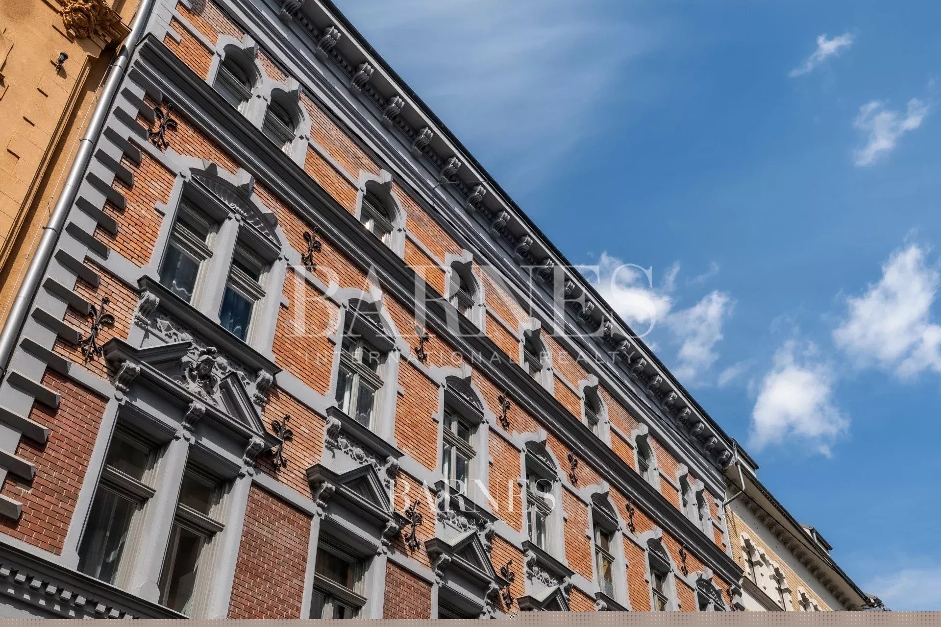 Elegant Two-Bedroom Home with Smart Features on Paulay Ede Street - picture 19