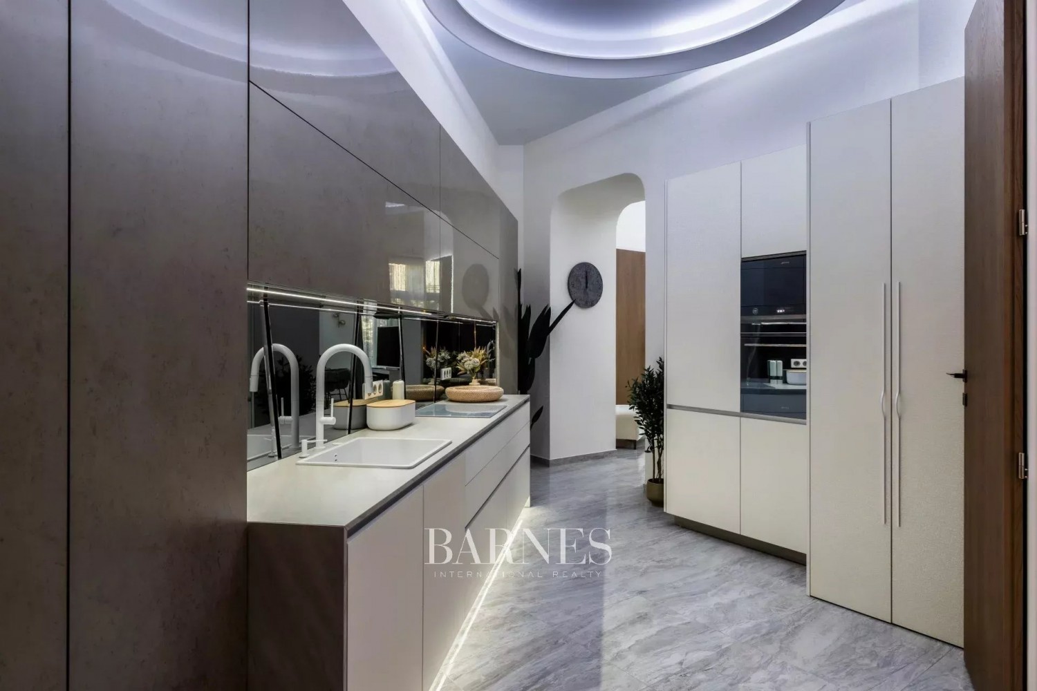 3-bedroom luxury apartment in the city center with  balcony and view to the Basilica - picture 8