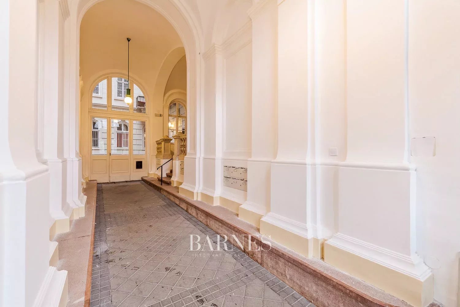 Andrássy úti lakás felújított műemlék épületben - picture 2