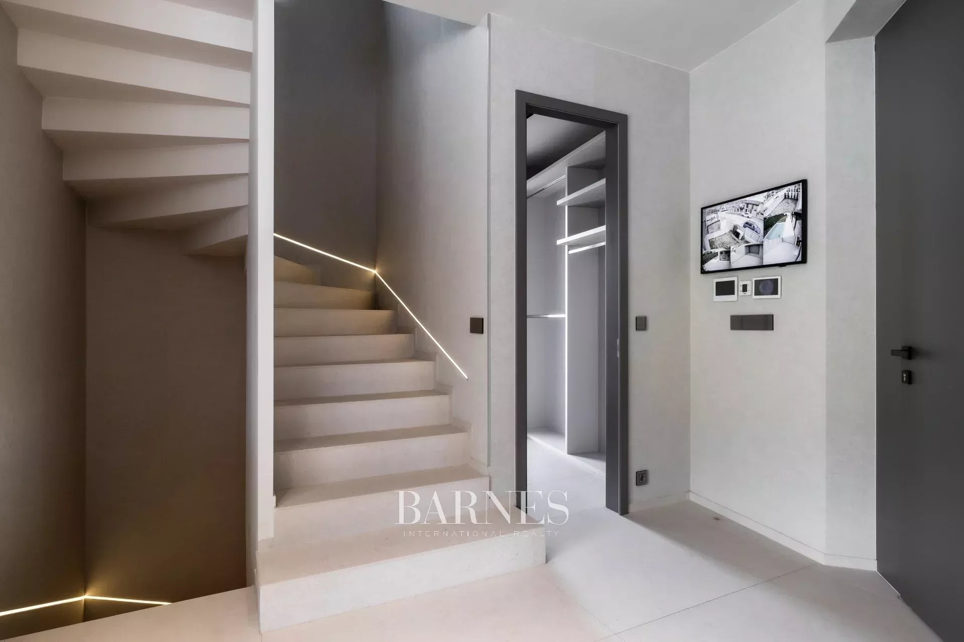 Panoramic Luxury Home at Harsánylejtő, with Garden and Pool - picture 18