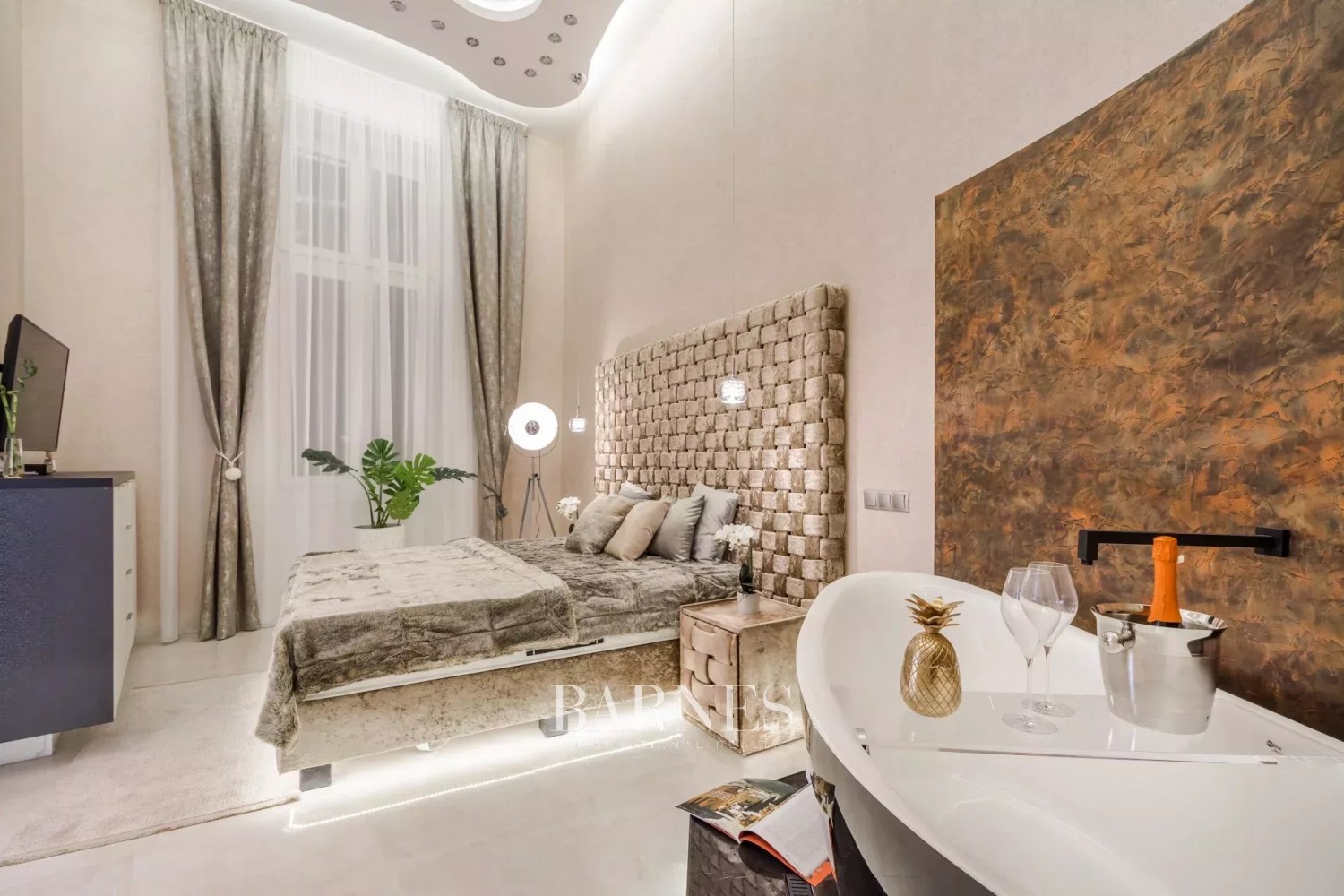 Two Airbnb apartments for sale in the 7th district, with windows facing Dohány Street - picture 7