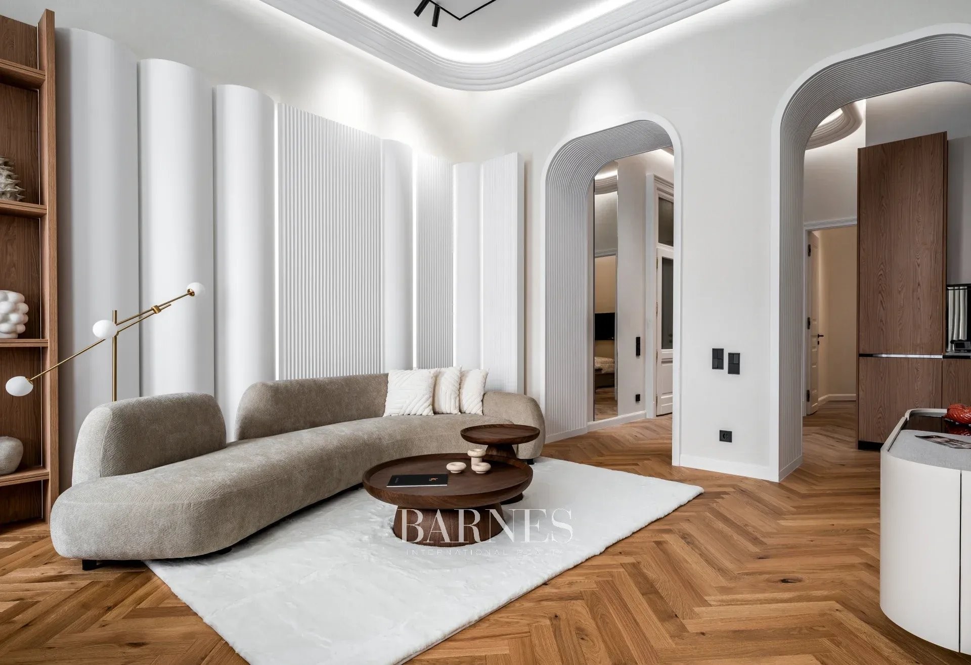 Two-Bedroom Luxury Apartment with Balcony Near the Opera House - picture 4