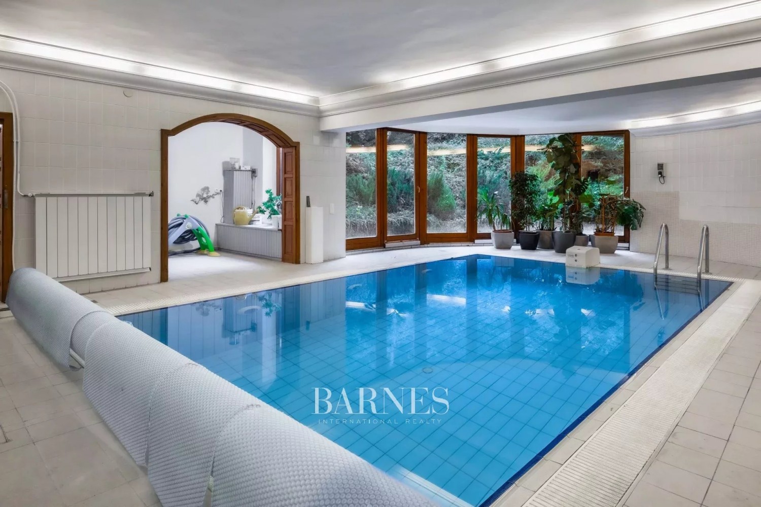 Sustainable Luxury Home with Panoramic City View, Private Garden, Indoor Pool, and Garage - picture 27