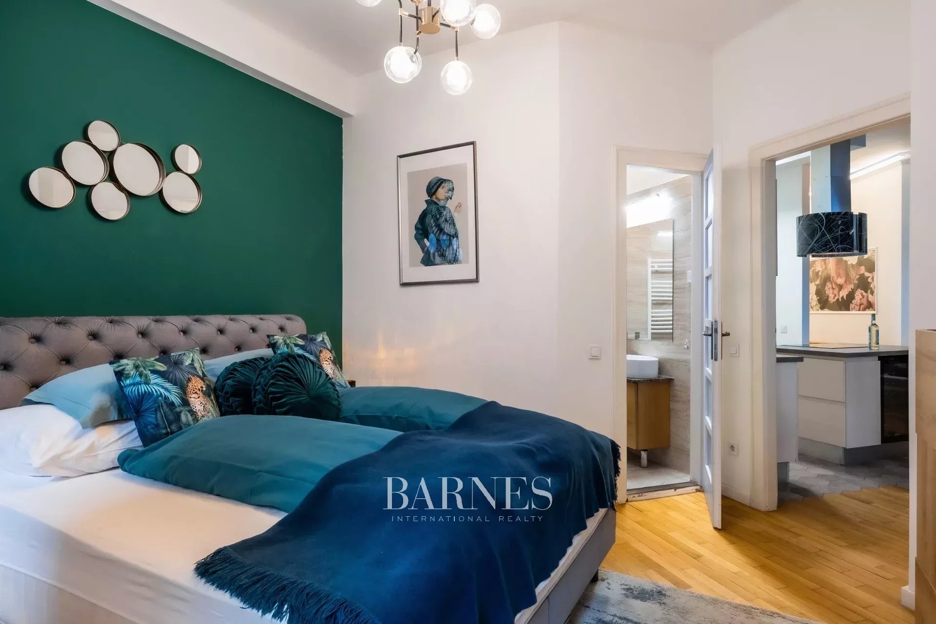 For Rent: 3-Bedroom Apartment with Urban Atmosphere near the Basilica - picture 12