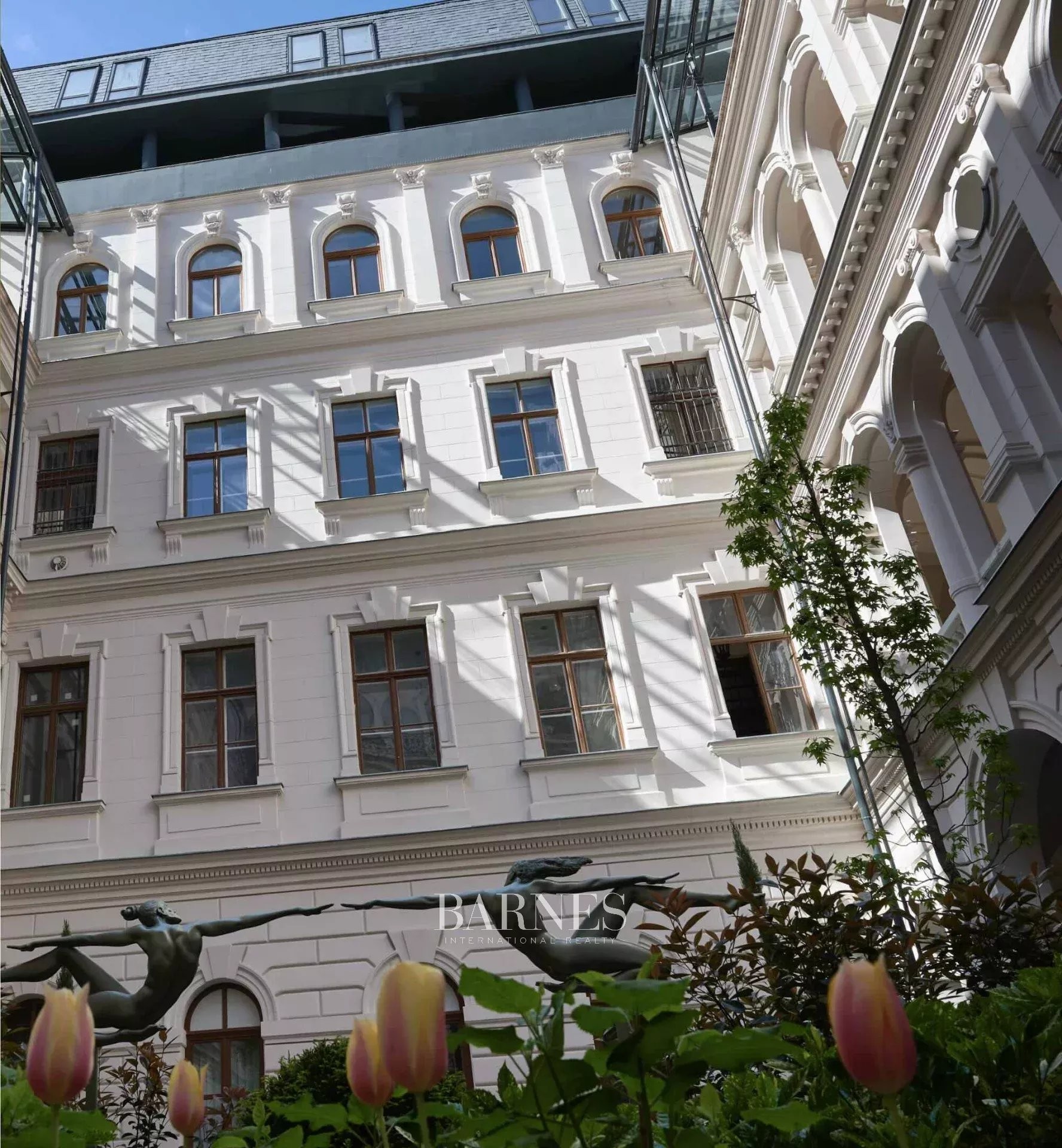 Klasszikus elegancia a Kodály Körönd ikonikus palotájában - picture 32