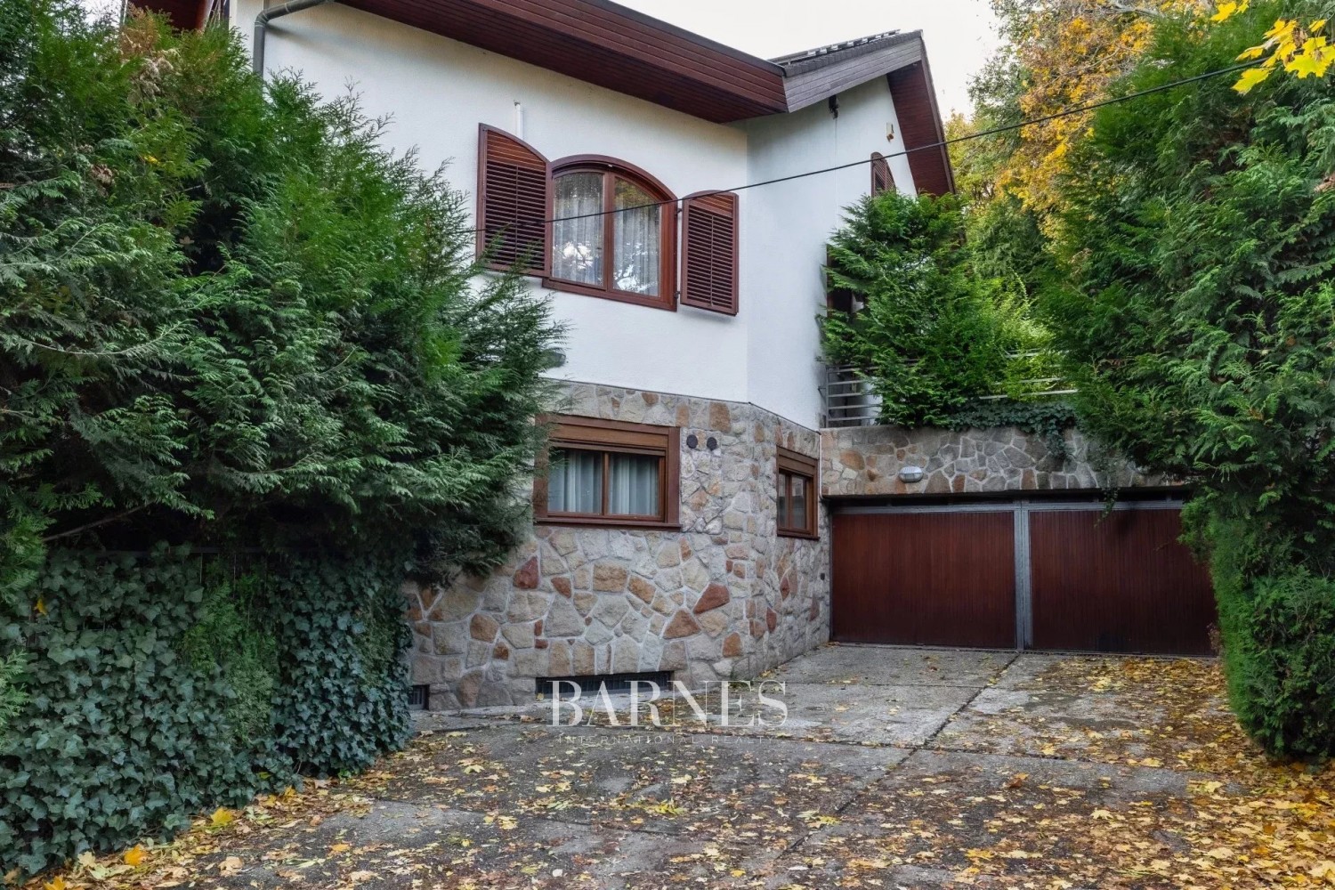 Sustainable Luxury Home with Panoramic City View, Private Garden, Indoor Pool, and Garage - picture 30