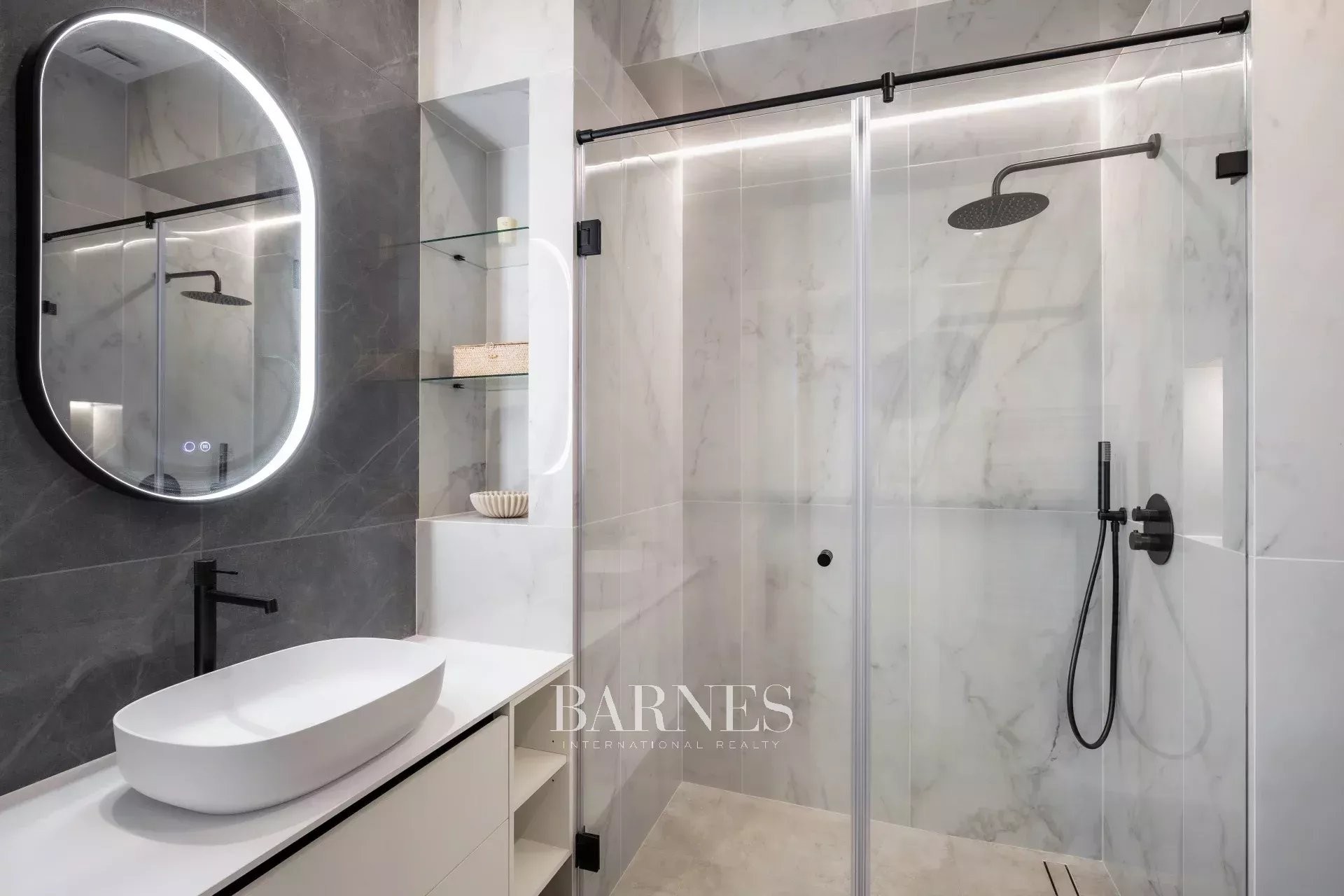 EXCLUSIVE LUXURY APARTMENT ON VÁCI STREET – PREMIUM QUALITY, TIMELESS ELEGANCE - picture 14