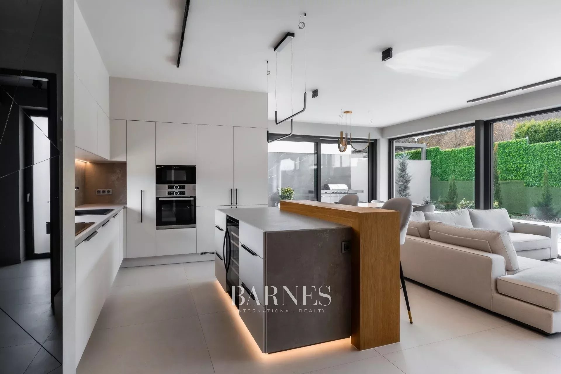 Panoramic Luxury Home at Harsánylejtő, with Garden and Pool - picture 8