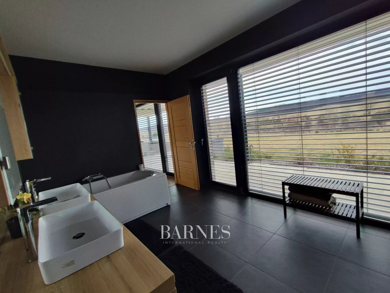 Magical Estate for Sale Embraced by Forest in Törökbálint - picture 8