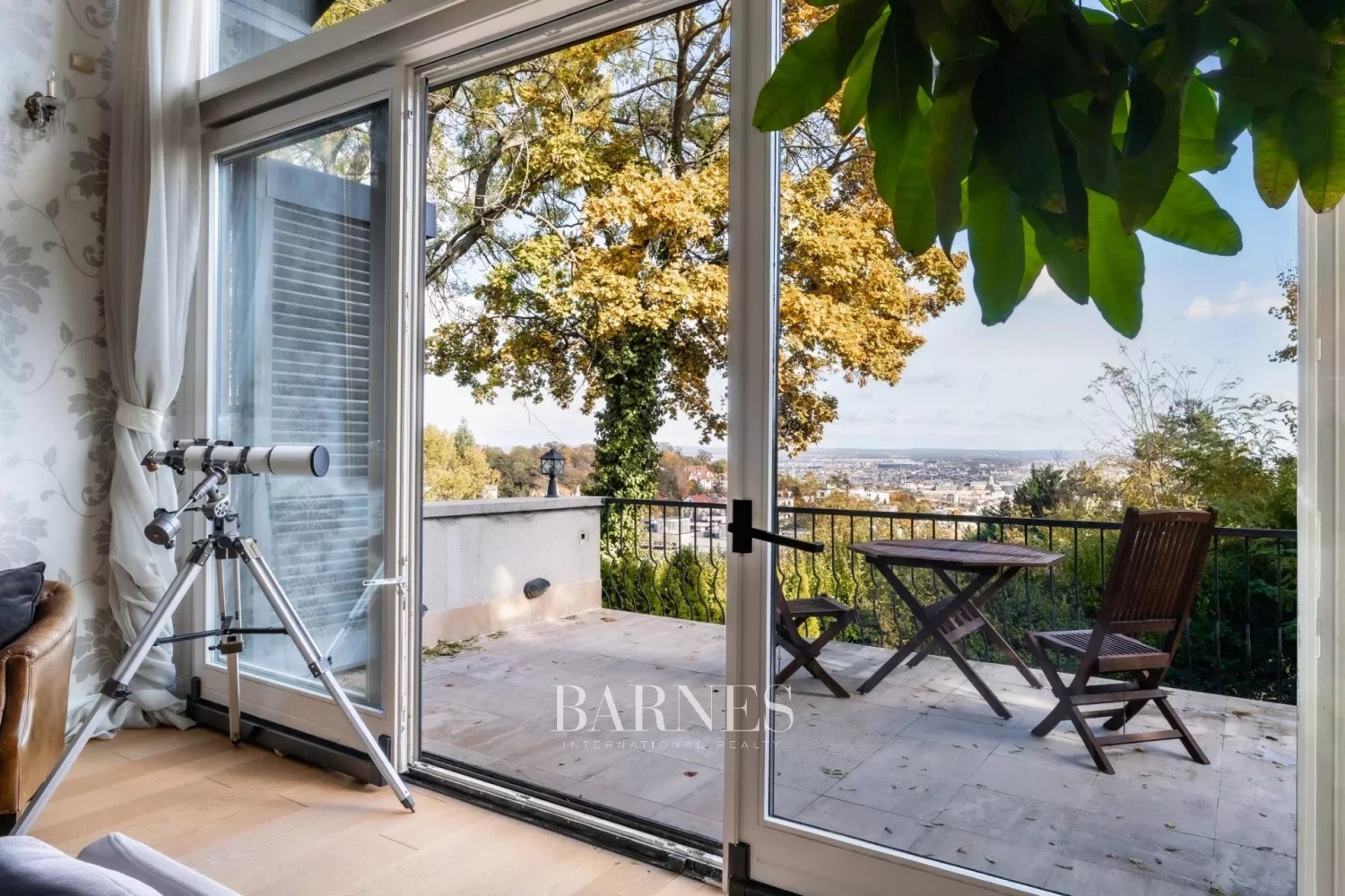 Sustainable Luxury Home with Panoramic City View, Private Garden, Indoor Pool, and Garage - picture 3