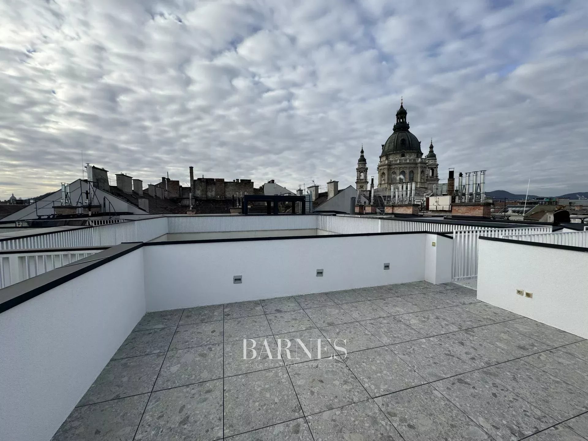 3-bedroom penthouse with roof terrace and panoramic view to  Basilica - picture 22