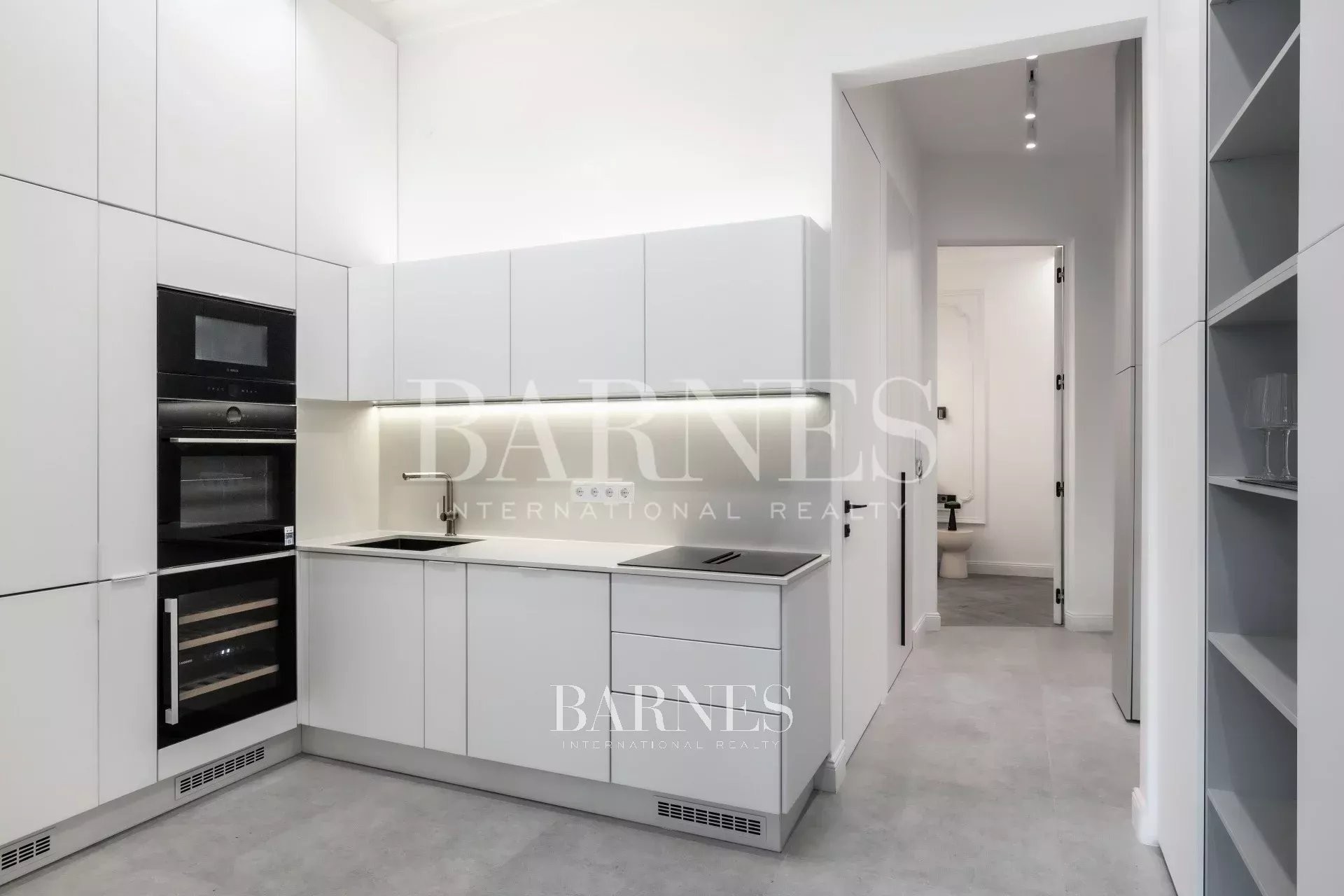 Elegant Two-Bedroom Home with Smart Features on Paulay Ede Street - picture 5