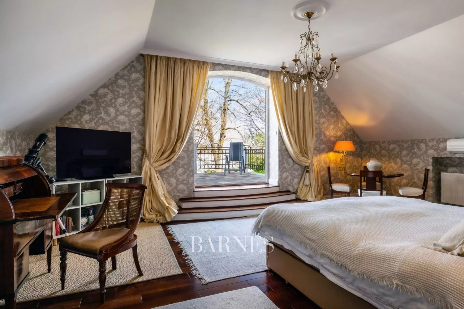 Swiss-Style Villa with Art Nouveau Motifs on Sváb hill - picture 19