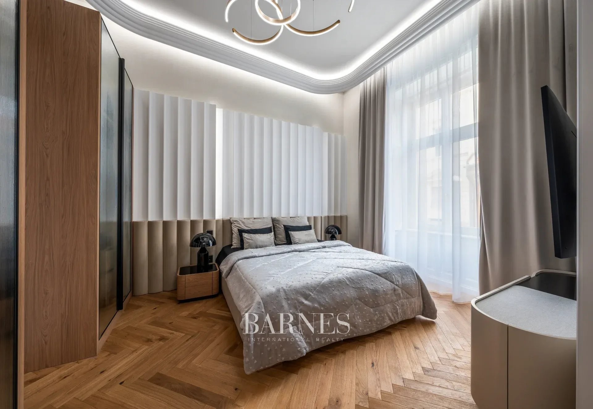 Two-Bedroom Luxury Apartment with Balcony Near the Opera House - picture 13
