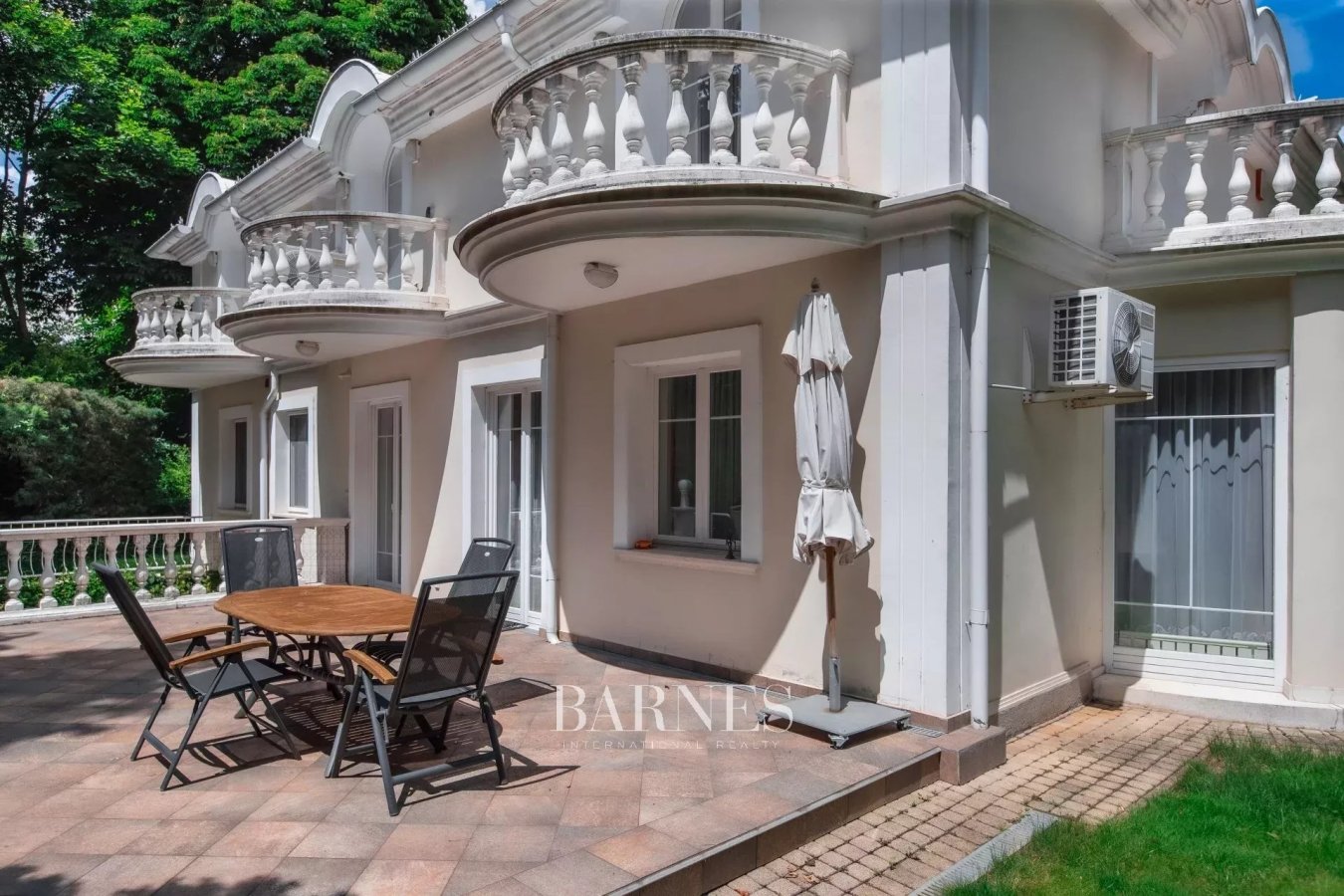 Classical panoramic family villa with exclusive Buda side location - picture 2