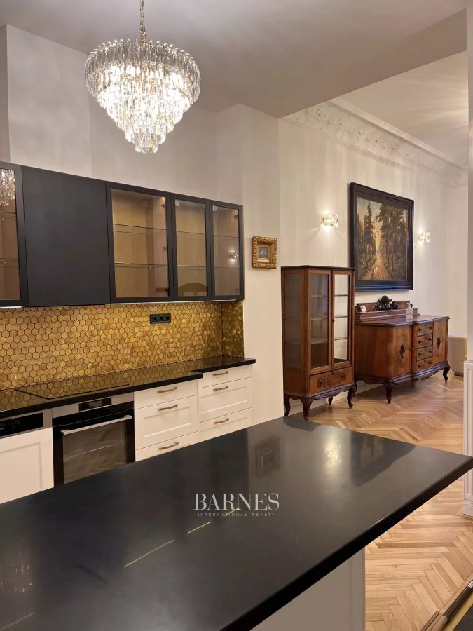 Eladó két hálós, felújított apartman a Jókai téren - picture 3