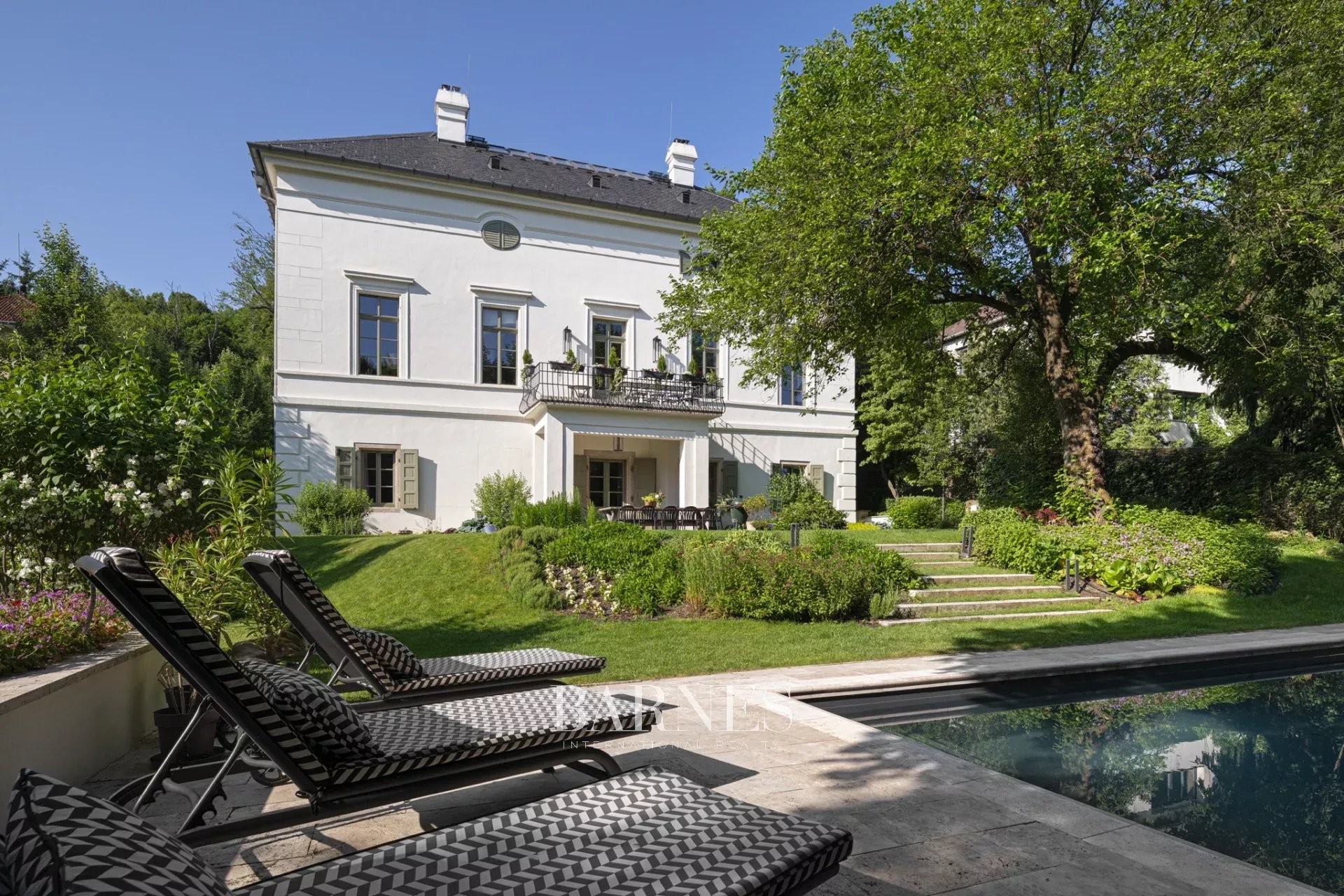 Elegantly renovated listed monument villa in the exclusive villa district of Hárshegy - picture 29