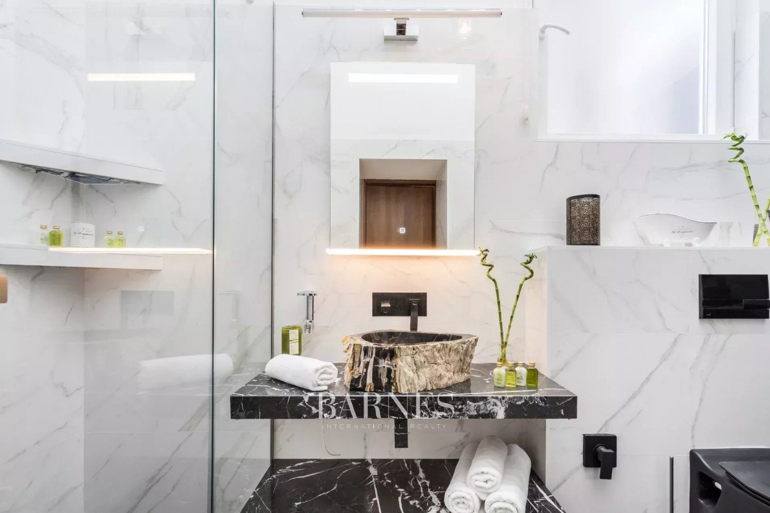 Two Airbnb apartments for sale in the 7th district, with windows facing Dohány Street - picture 4