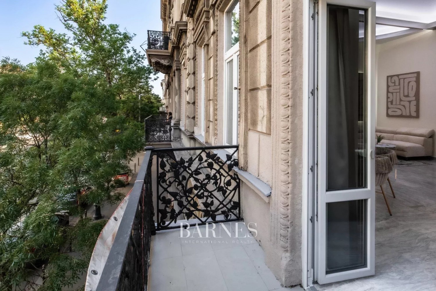 3-bedroom luxury apartment in the city center with  balcony and view to the Basilica - picture 3