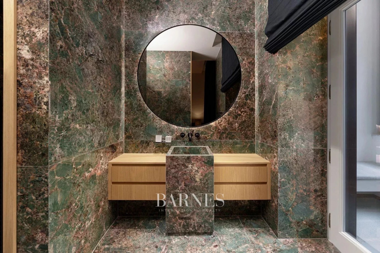 Kiadó exkluzív lakás a város szívében - picture 8