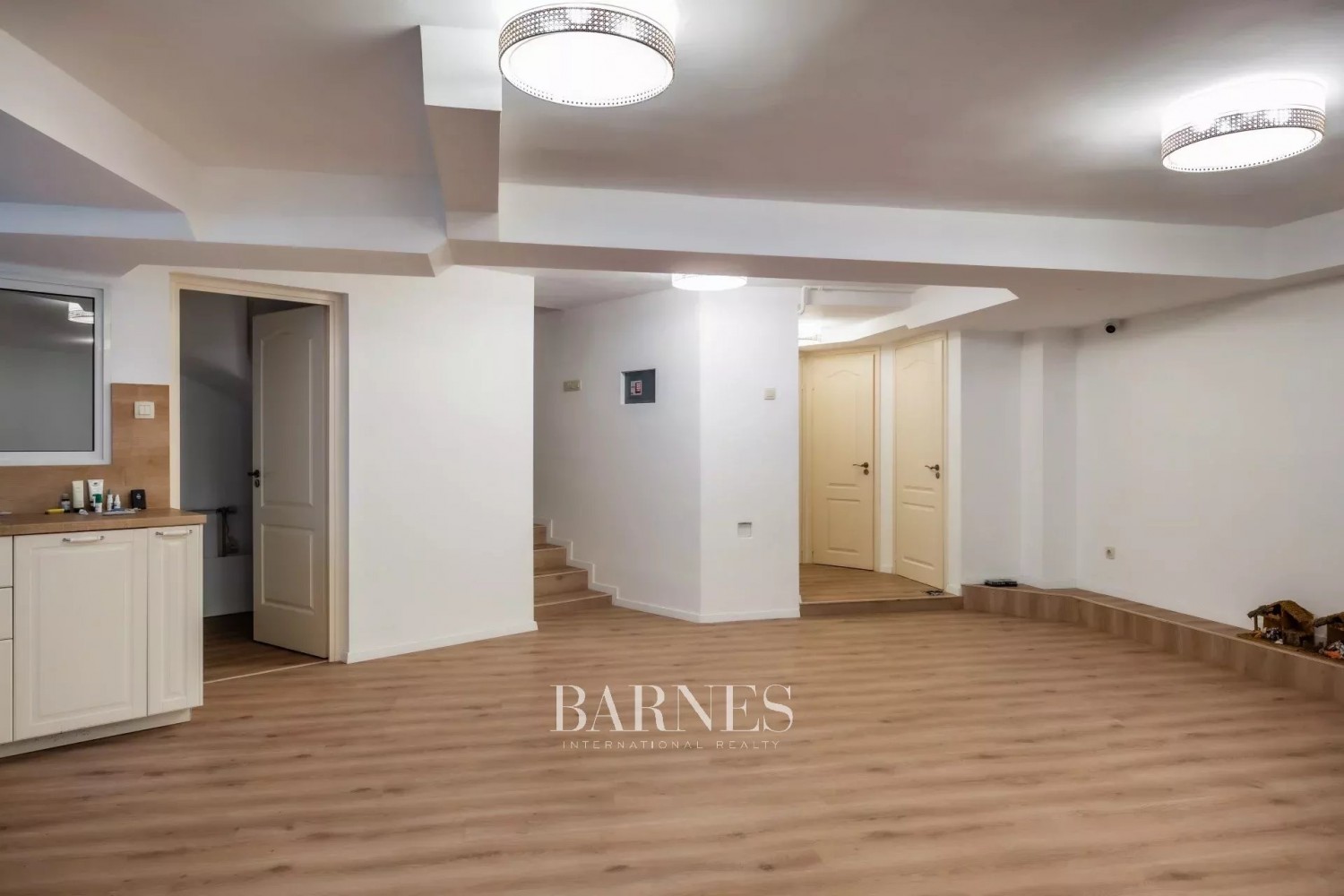 Sustainable Luxury Home with Panoramic City View, Private Garden, Indoor Pool, and Garage - picture 18