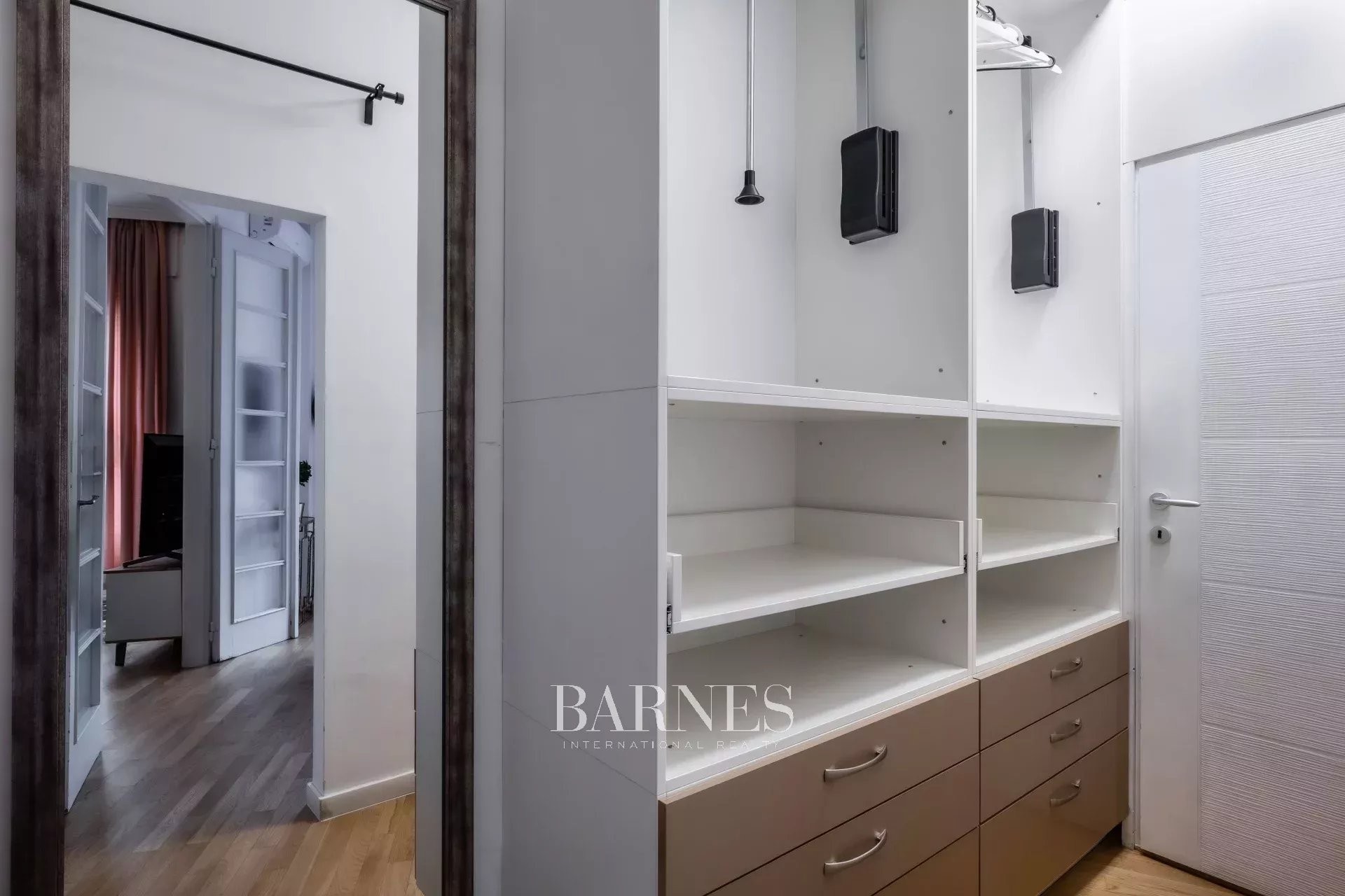 For Rent: 3-Bedroom Apartment with Urban Atmosphere near the Basilica - picture 7