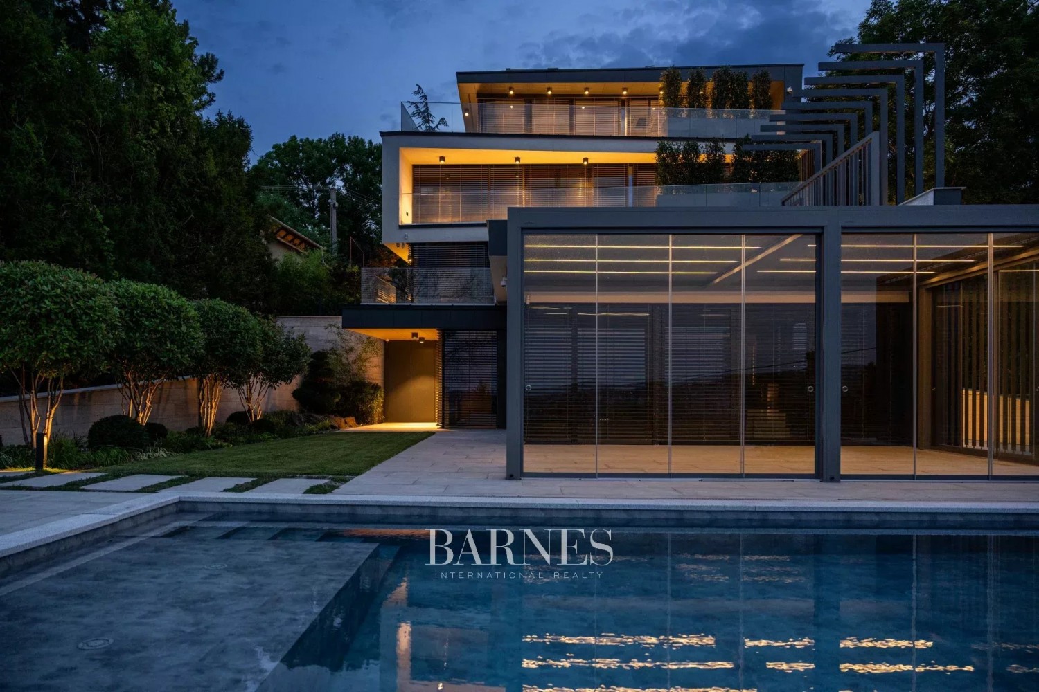 Kulcsrakész, luxus panorámás családi villa a XII. kerületben - picture 25