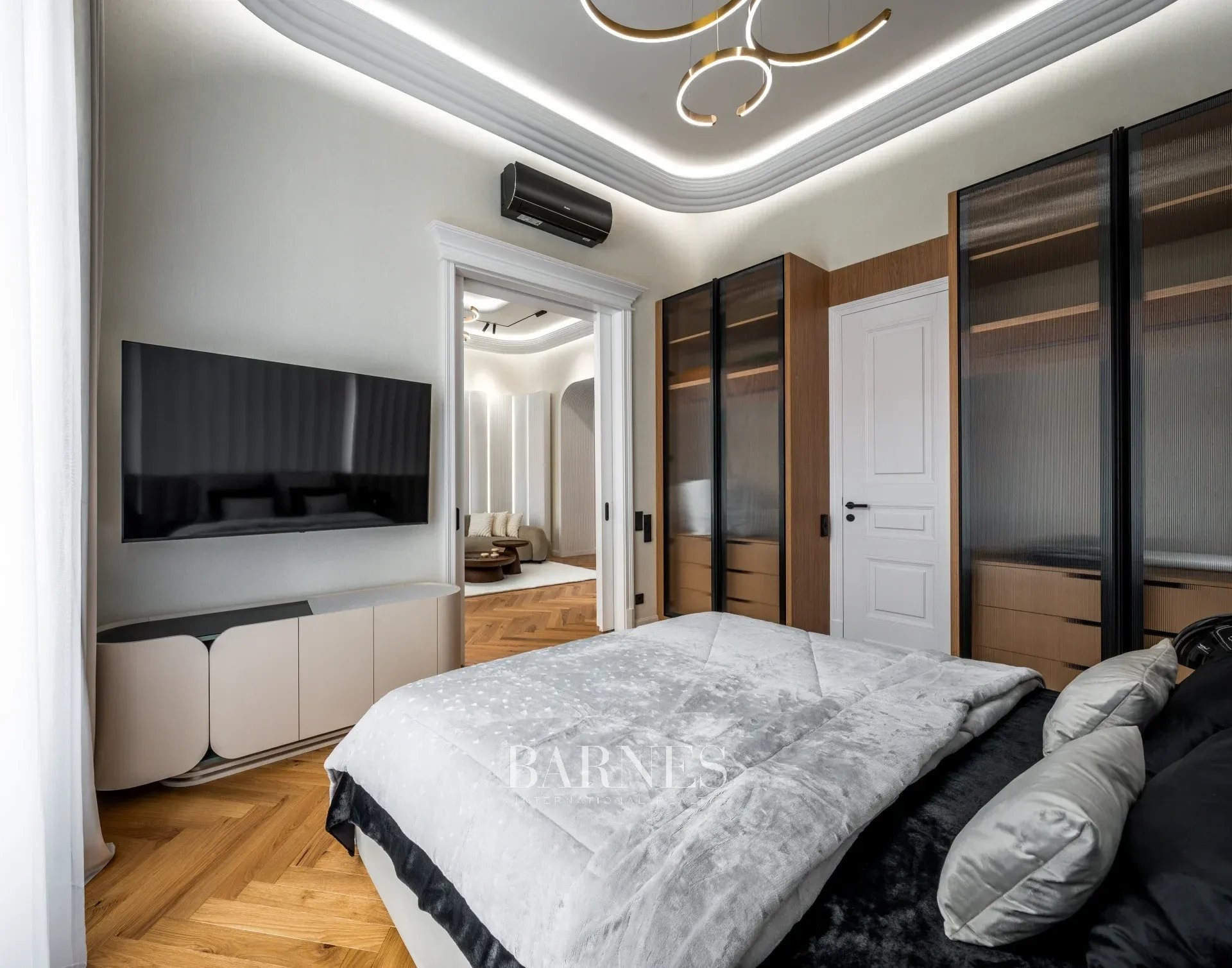 Two-Bedroom Luxury Apartment with Balcony Near the Opera House - picture 15
