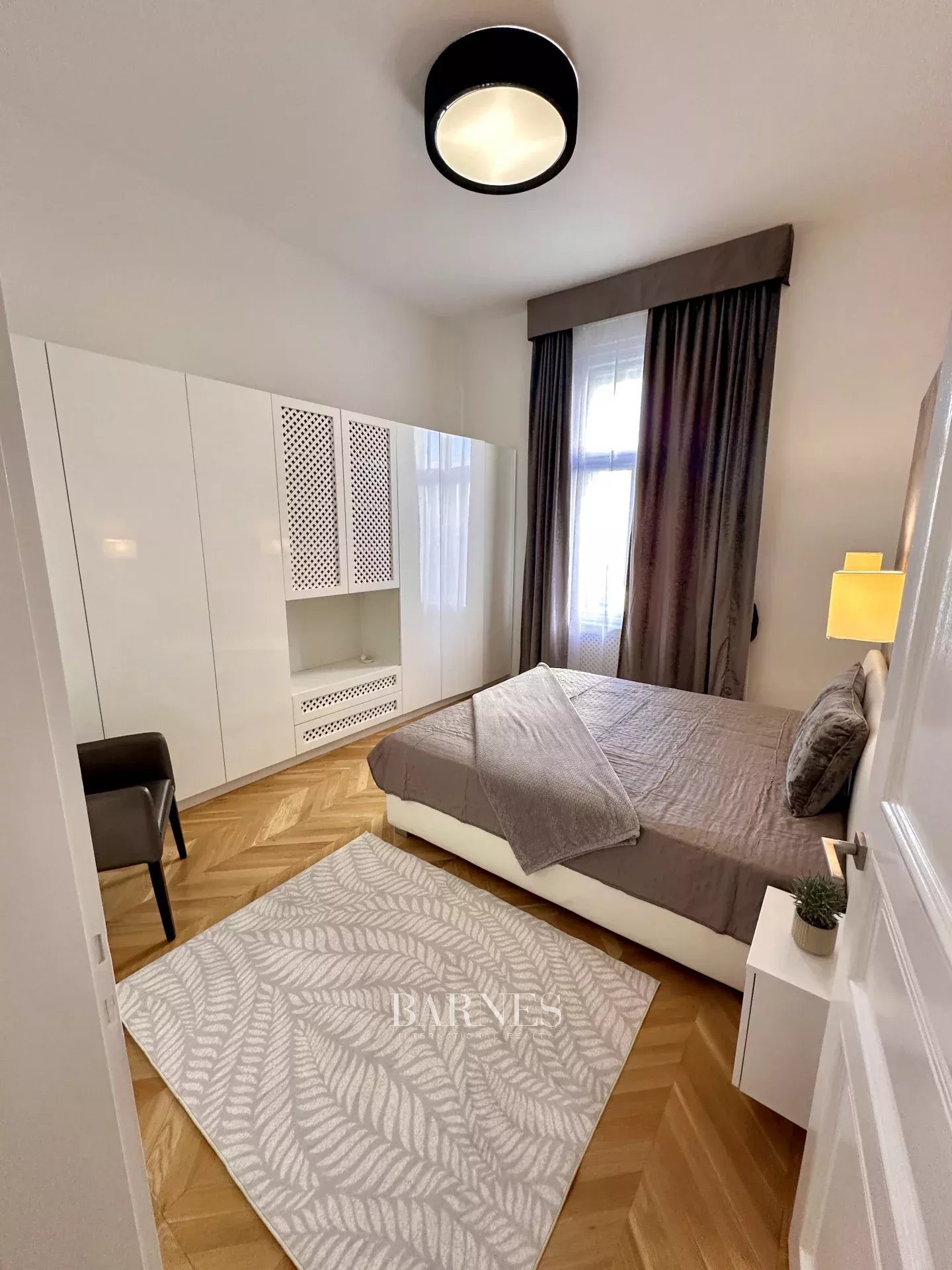 Kiadó 2 hálószobás, külön konyhás, elegáns lakás a Parlamentnél! - picture 10