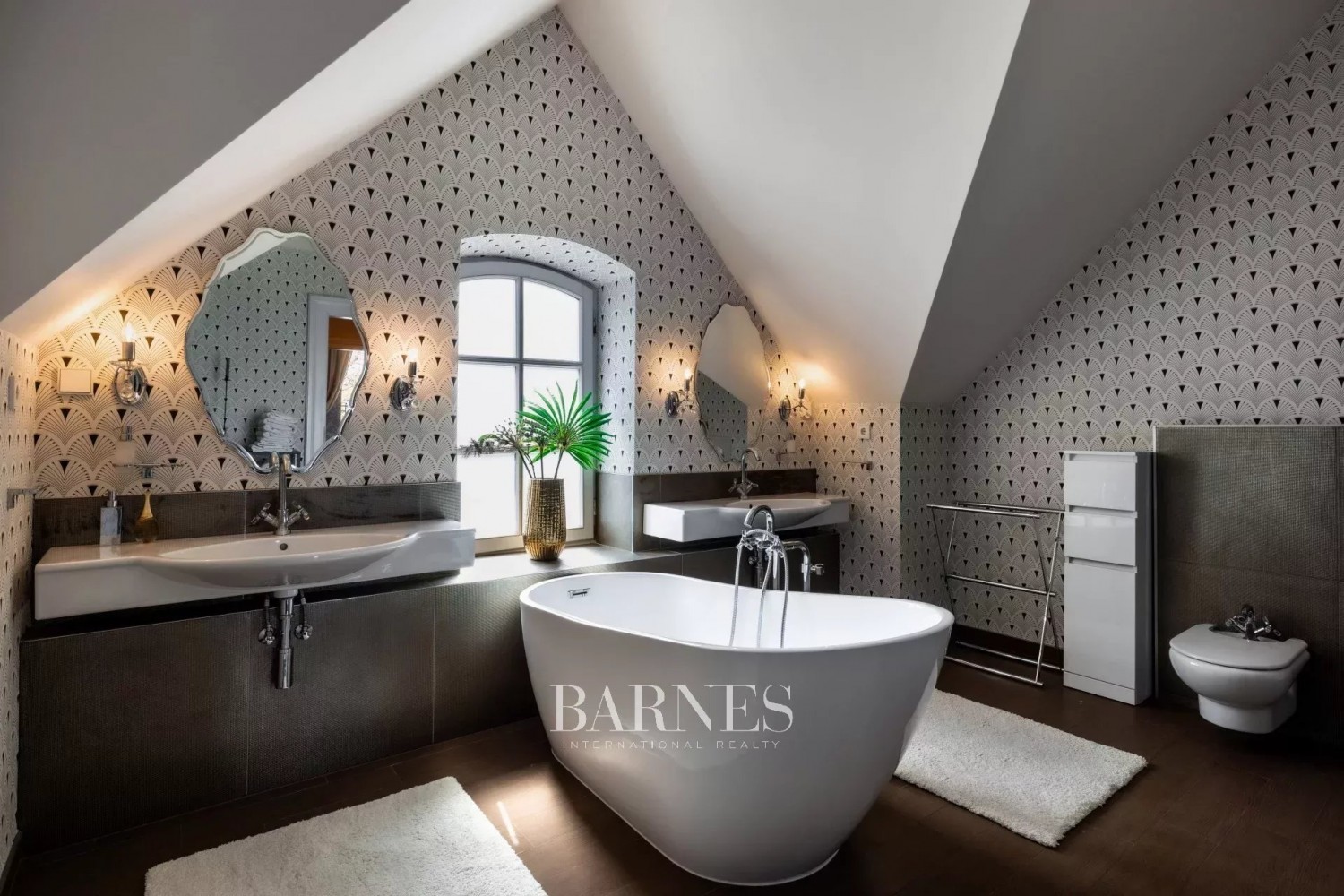 Swiss-Style Villa with Art Nouveau Motifs on Sváb hill - picture 20