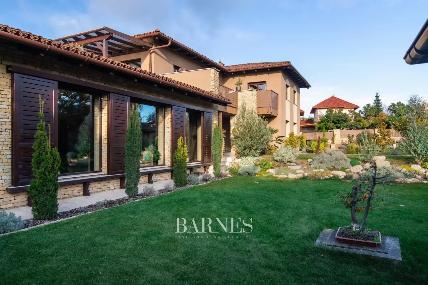 Resort-stílusú családi villa: a kikapcsolódás és a feltöltődés luxusszigete - picture 35