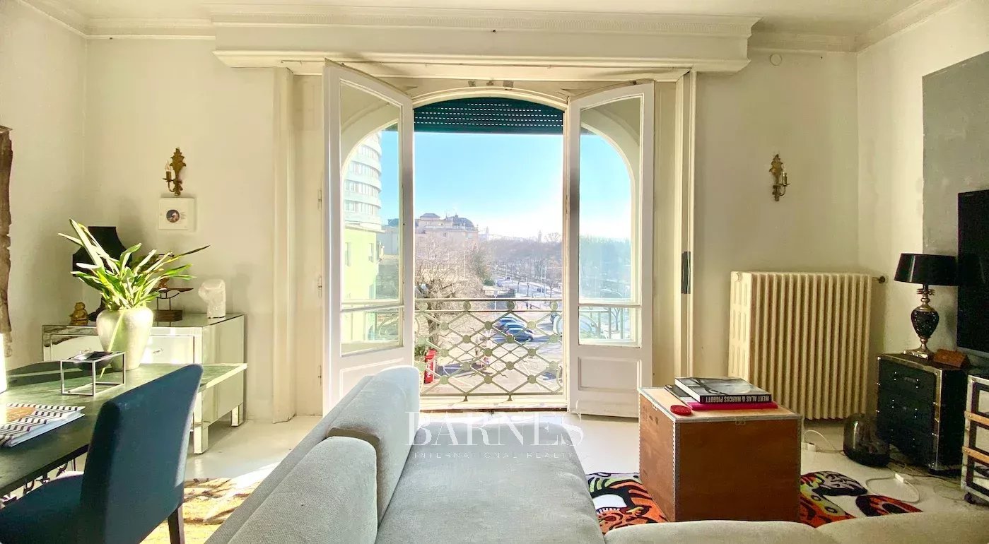 Apartment for sale with a terrace in a villa building next to the Körszálló - picture 1