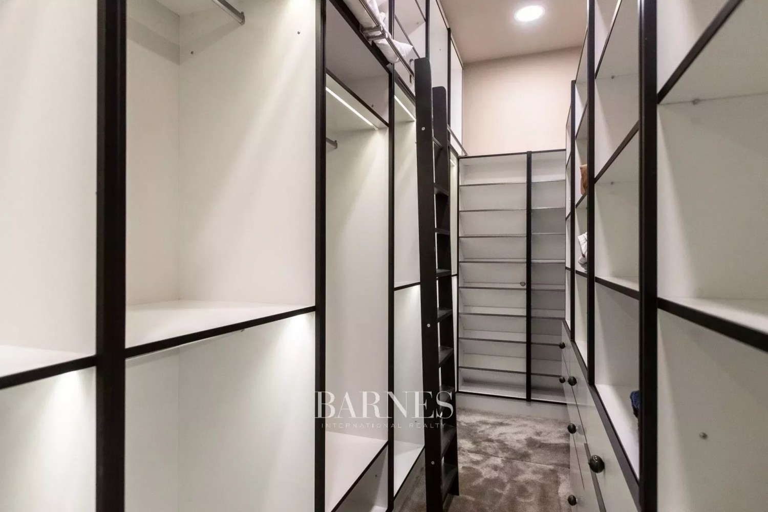 Bútorozott luxuslakás, Bauhaus Villában - picture 10