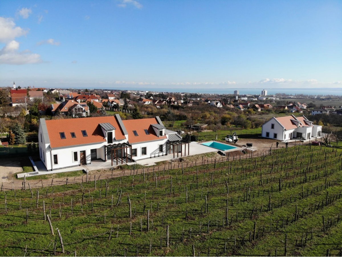 Property with a panorama, next to a grape arbor in Balatonfüred - picture 7
