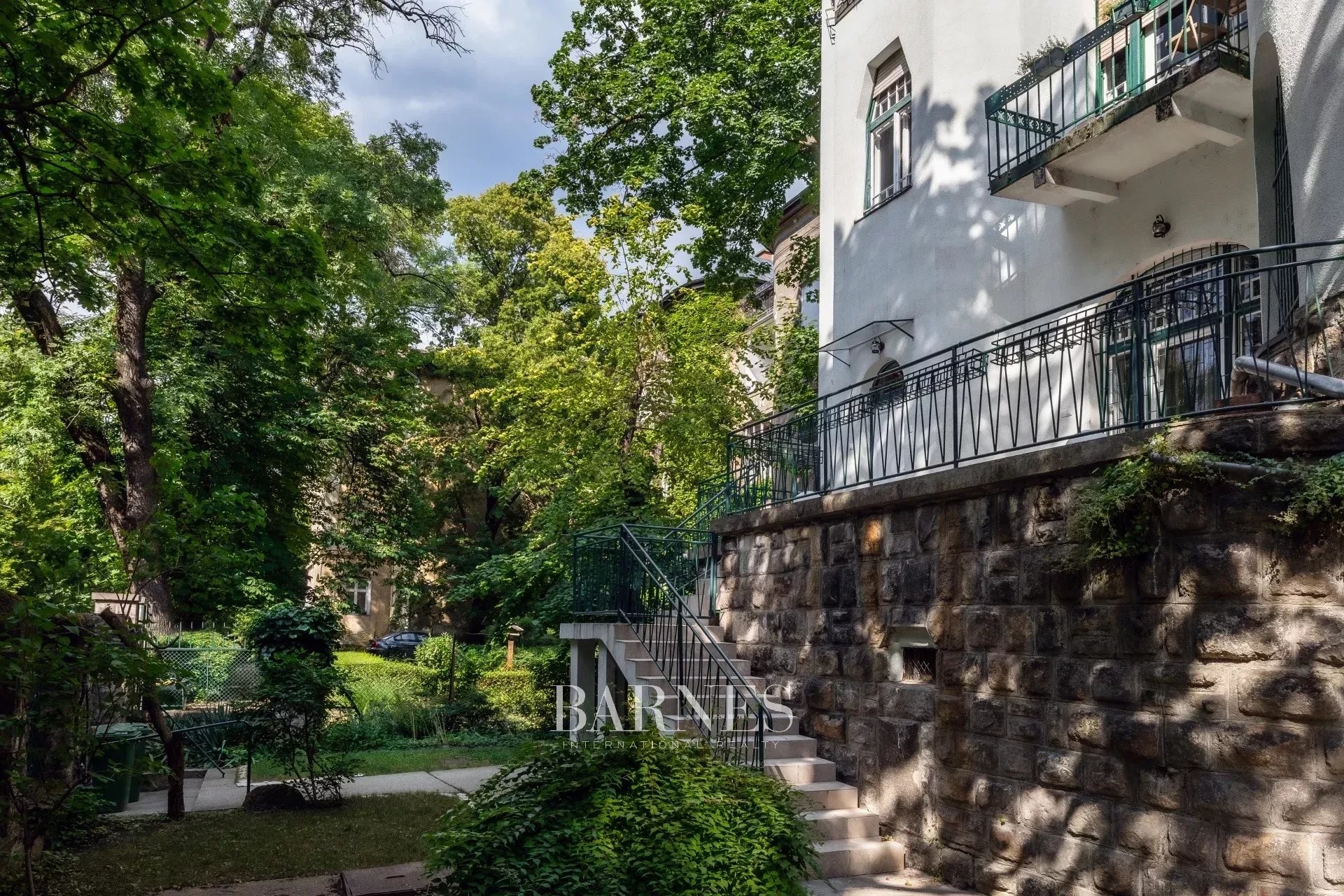 Terrace Apartment with 2 Bedrooms in a Villa Building Near Városmajor - picture 14
