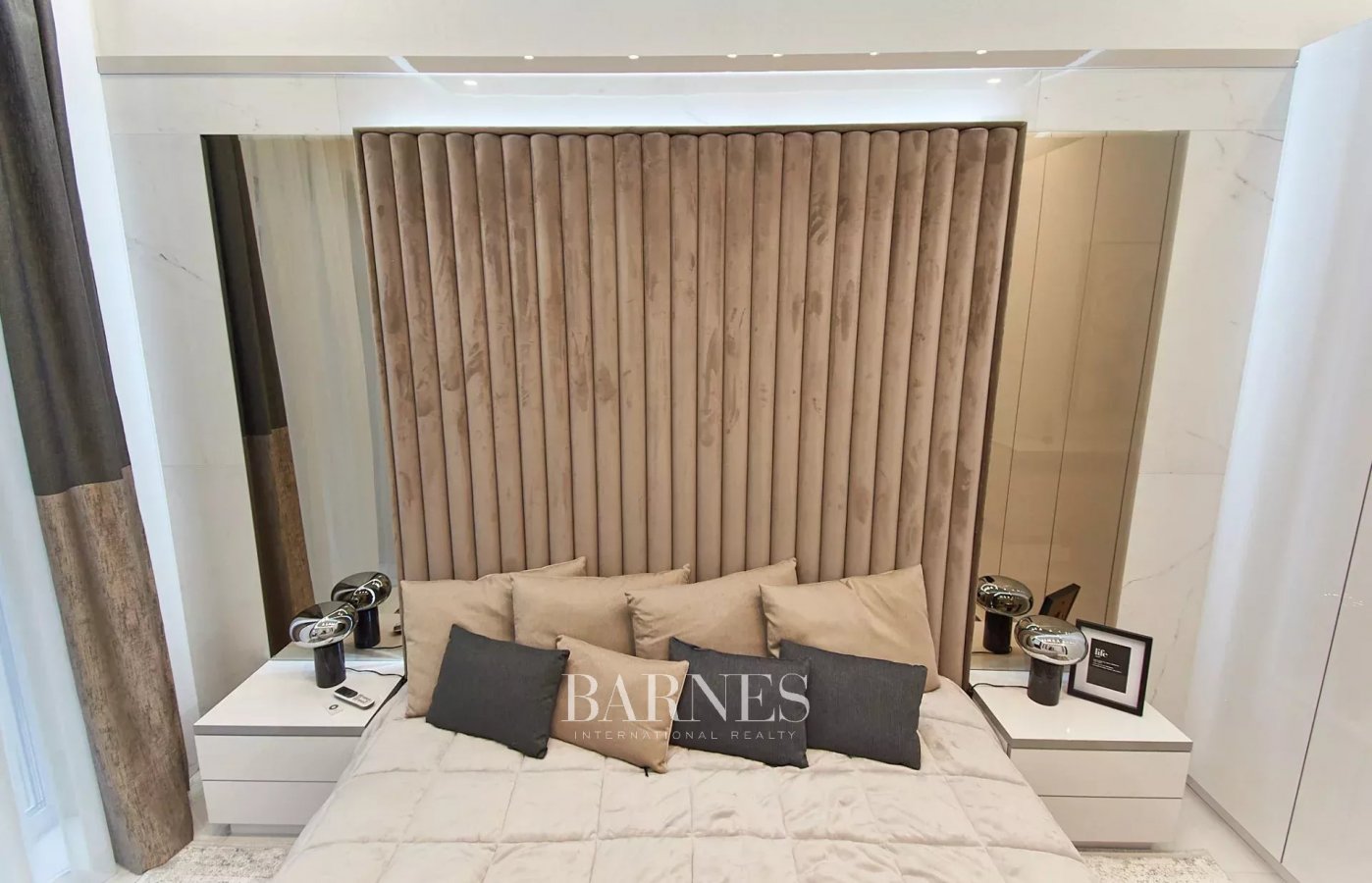 3 Bedroom, furnished luxury apartment in the heart of the City - picture 12