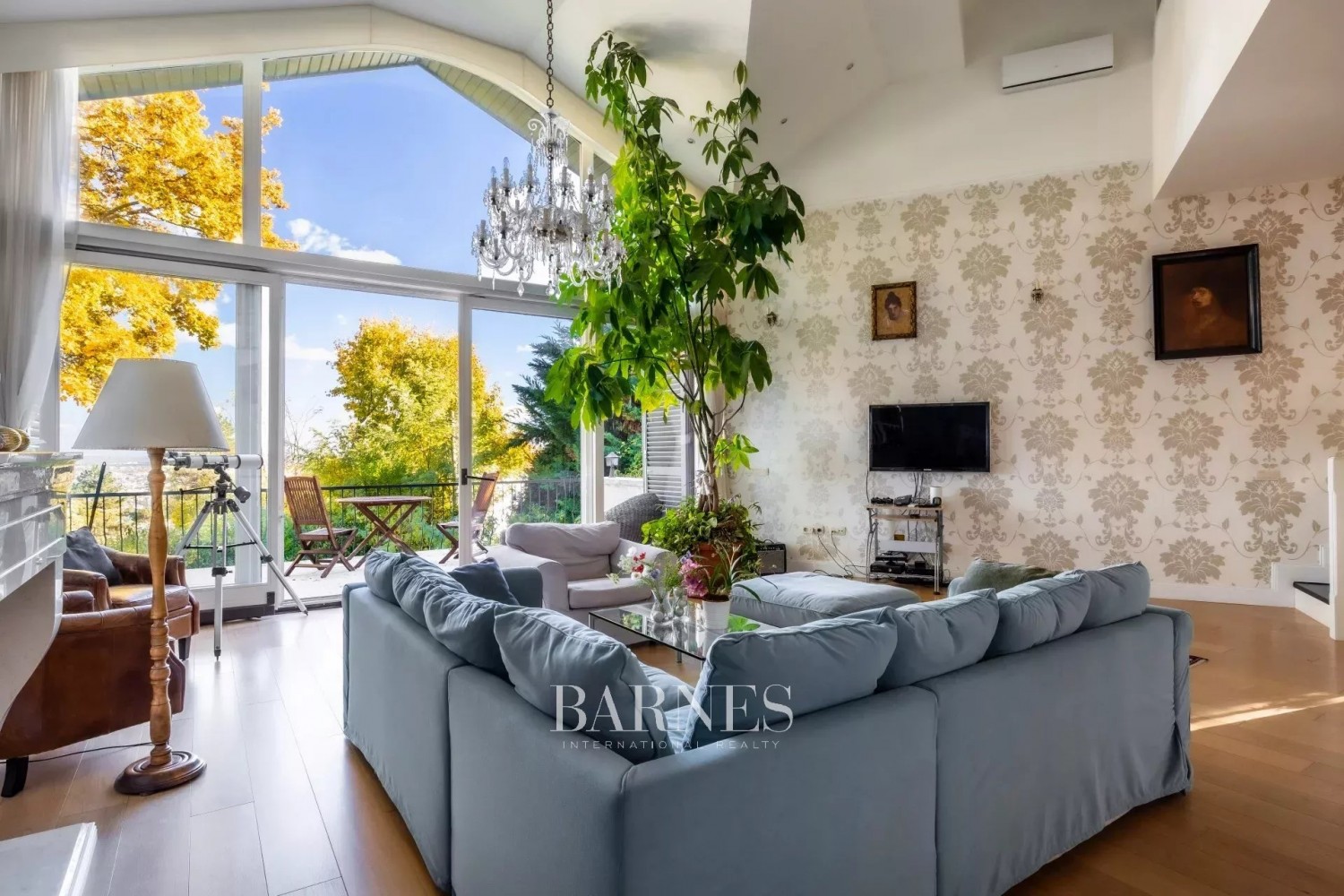 Sustainable Luxury Home with Panoramic City View, Private Garden, Indoor Pool, and Garage - picture 3