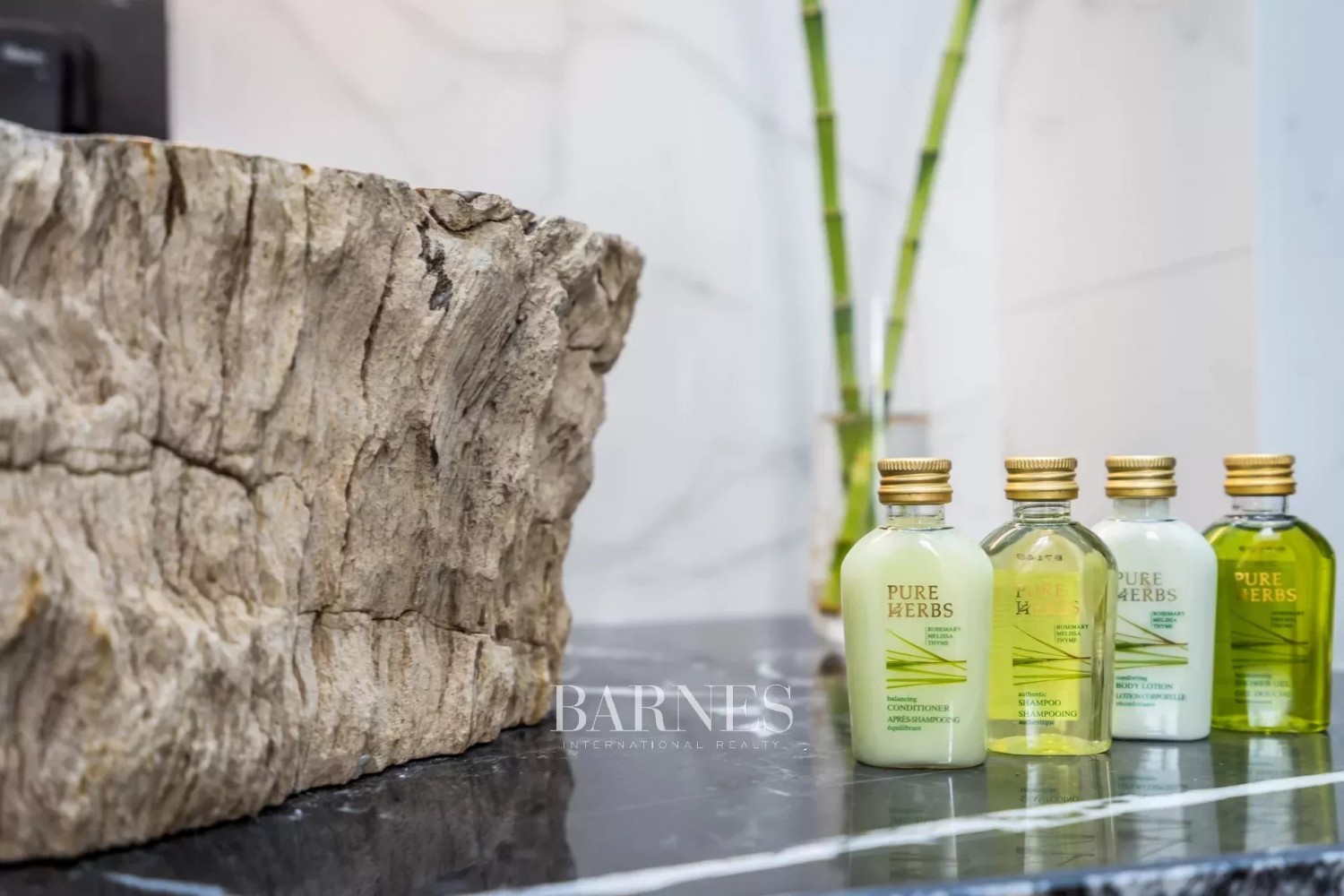 Two Airbnb apartments for sale in the 7th district, with windows facing Dohány Street - picture 6