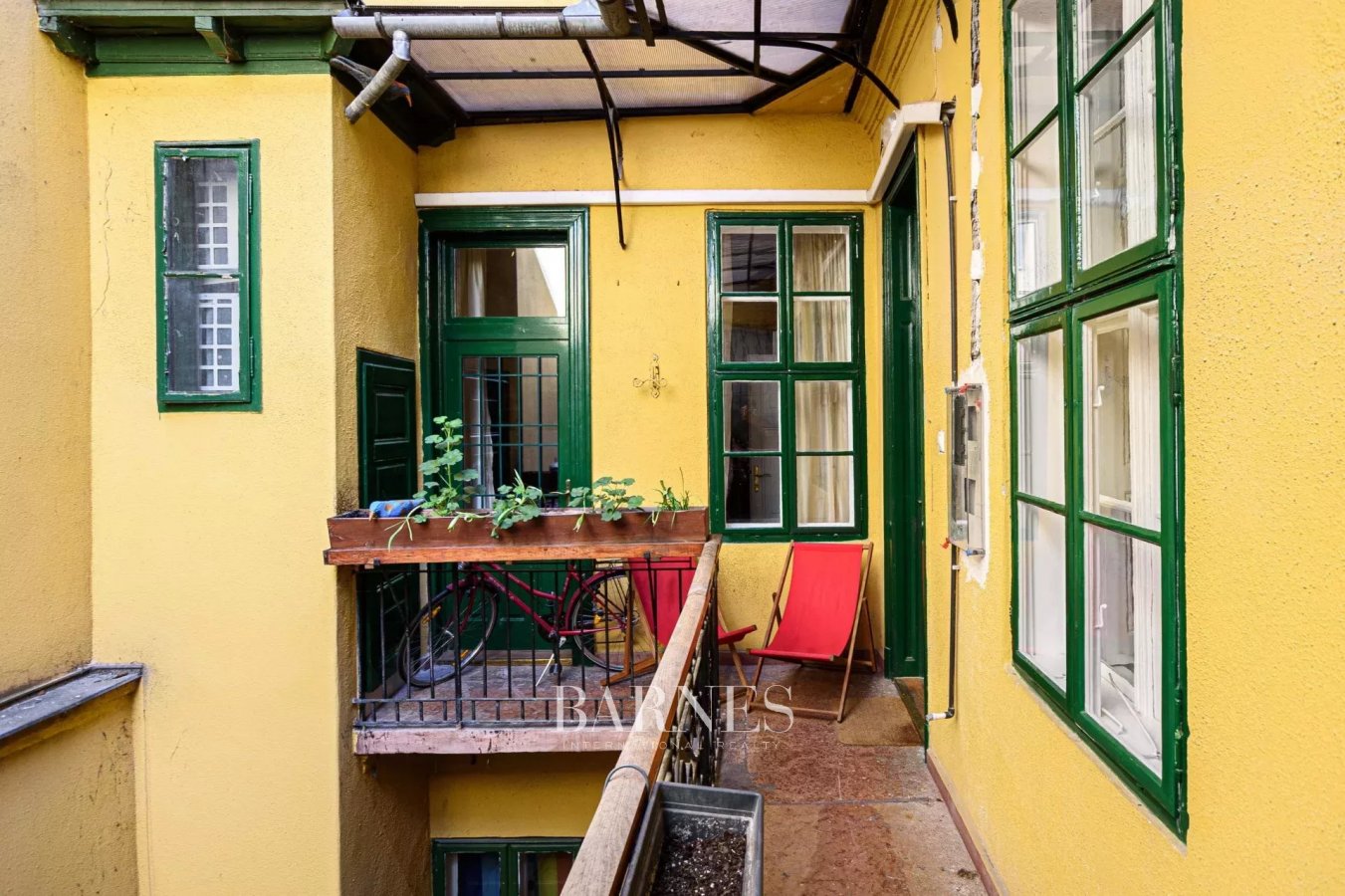 Windows overlooking Károlyi Garden: Parisian atmosphere in the downtown - picture 14