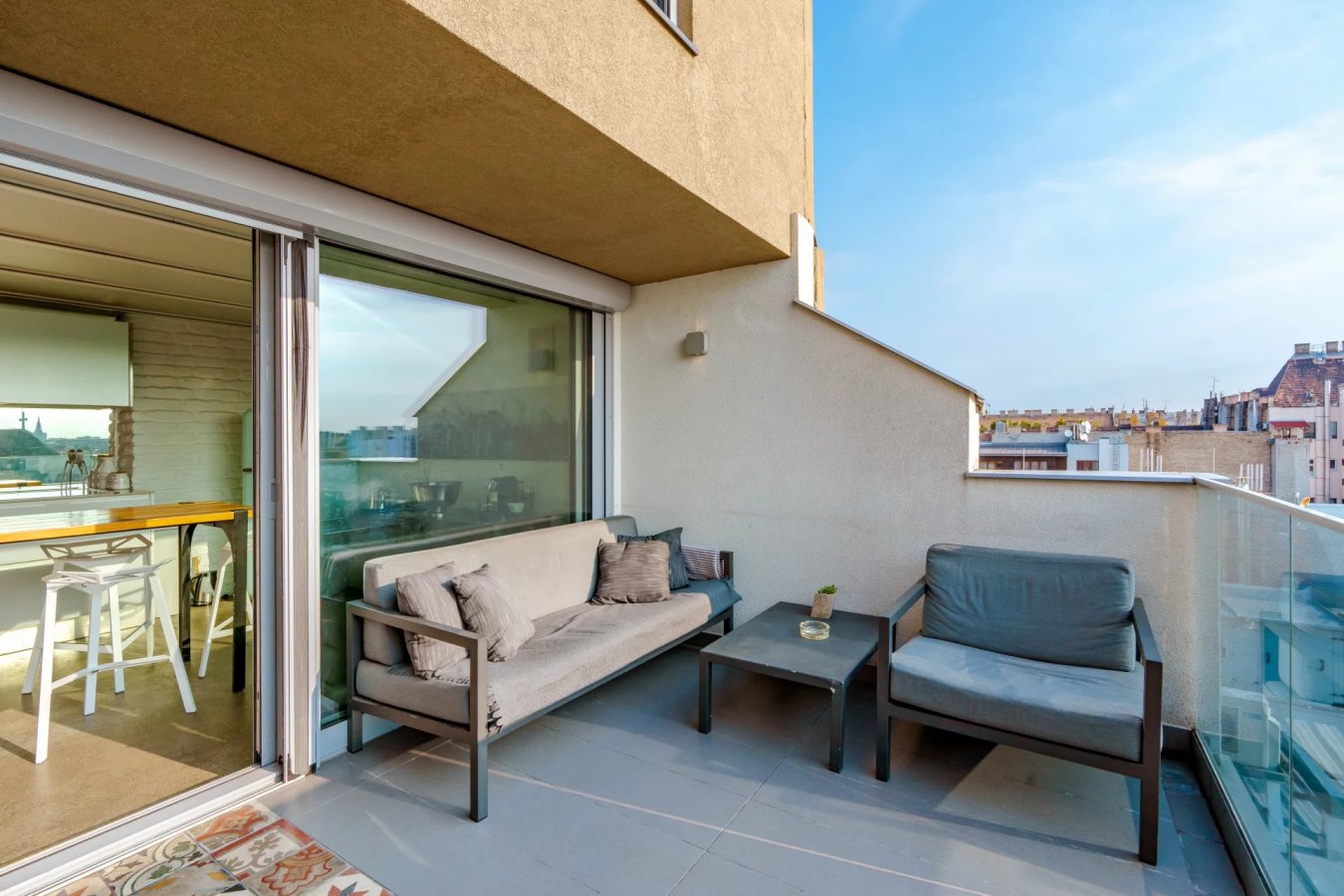 Downtown loft apartment with a panoramic roof terrace - picture 10