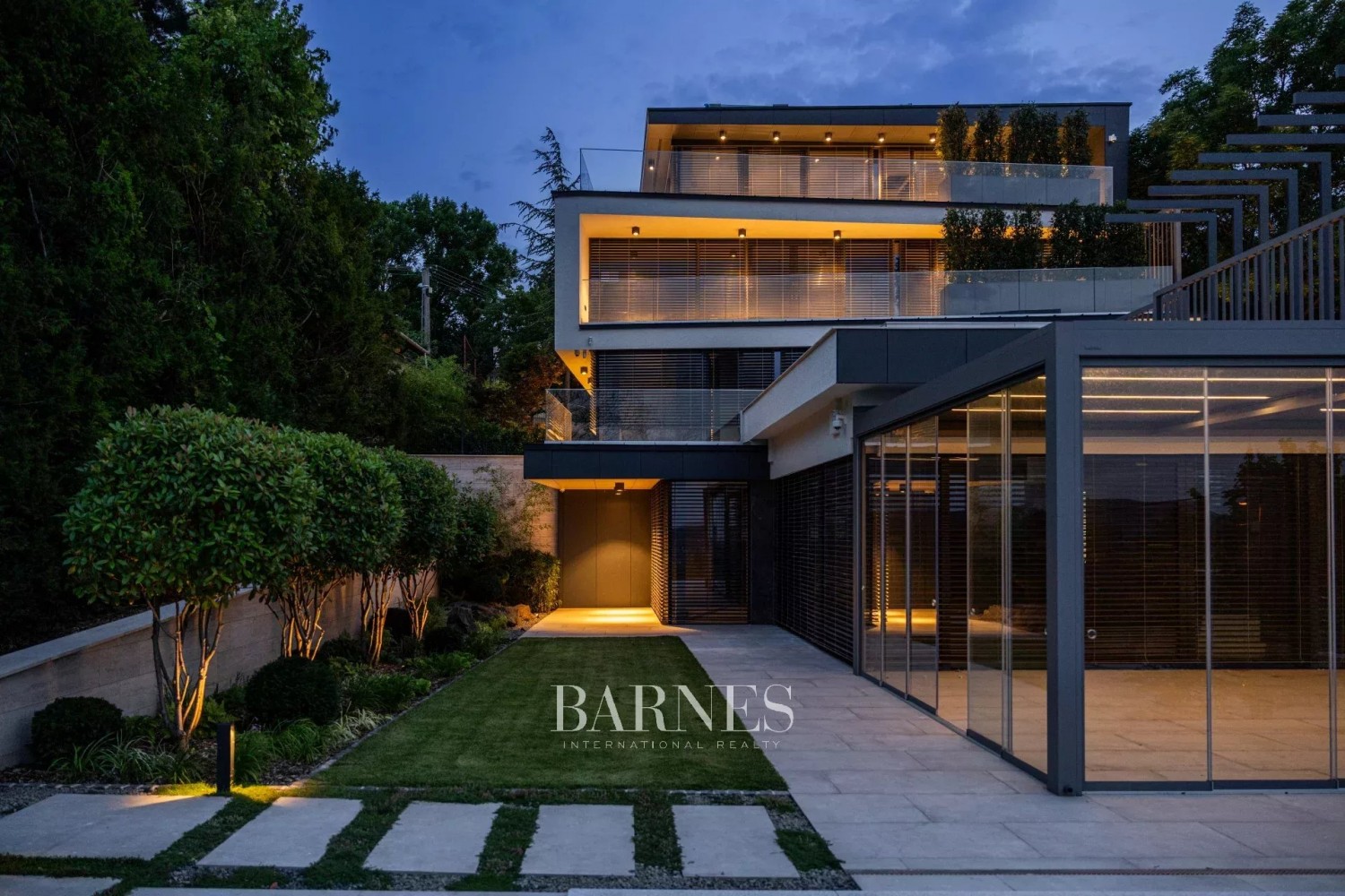 Kulcsrakész, luxus panorámás családi villa a XII. kerületben - picture 28