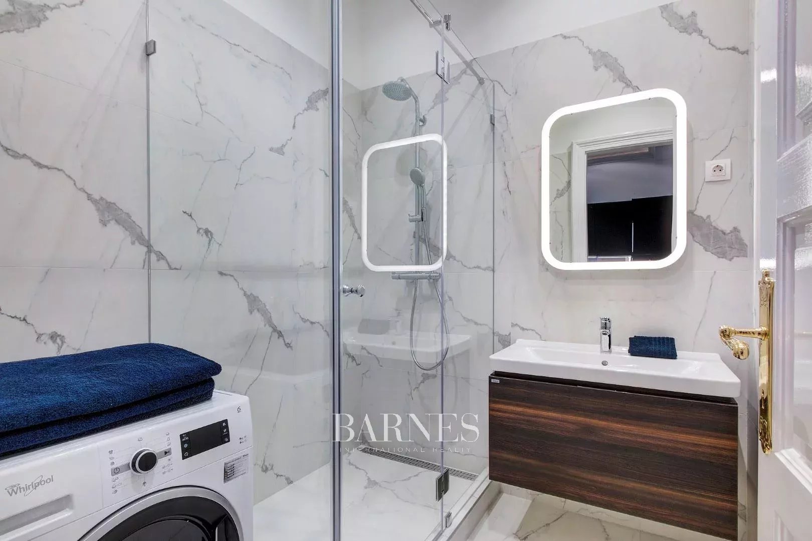 Two Bedroomed, Furnished Apartment in the 'Classical Downtown' - picture 16