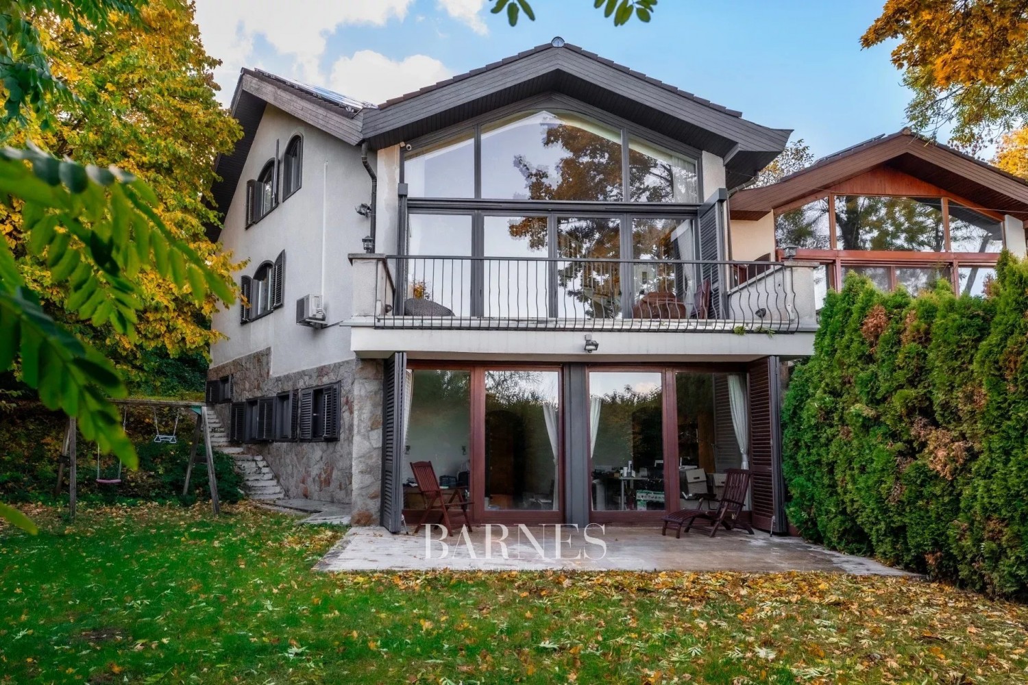 Sustainable Luxury Home with Panoramic City View, Private Garden, Indoor Pool, and Garage - picture 20